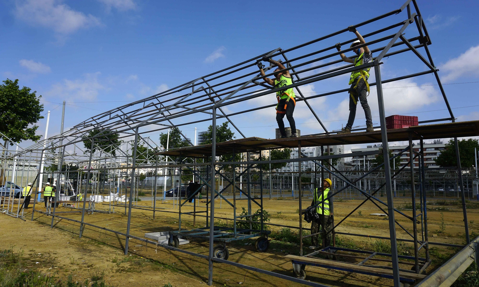 Coronavirus en Sevilla: Comienza el desmontaje de la feria