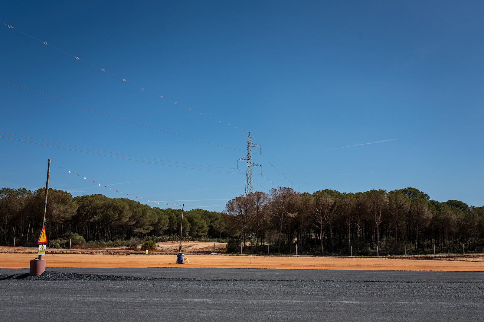 El tramo de la pista que cruza la línea de alta tensión.
