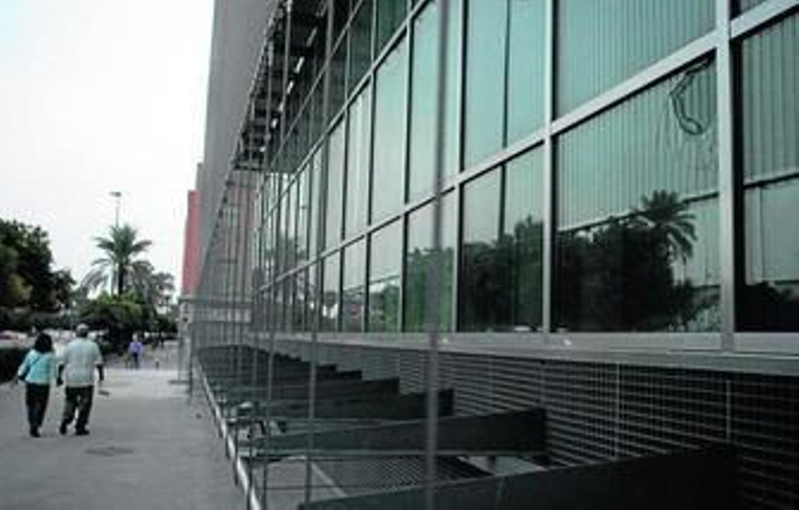 La comisaría de la Ranilla, con el cristal roto por la pedrada a la derecha.