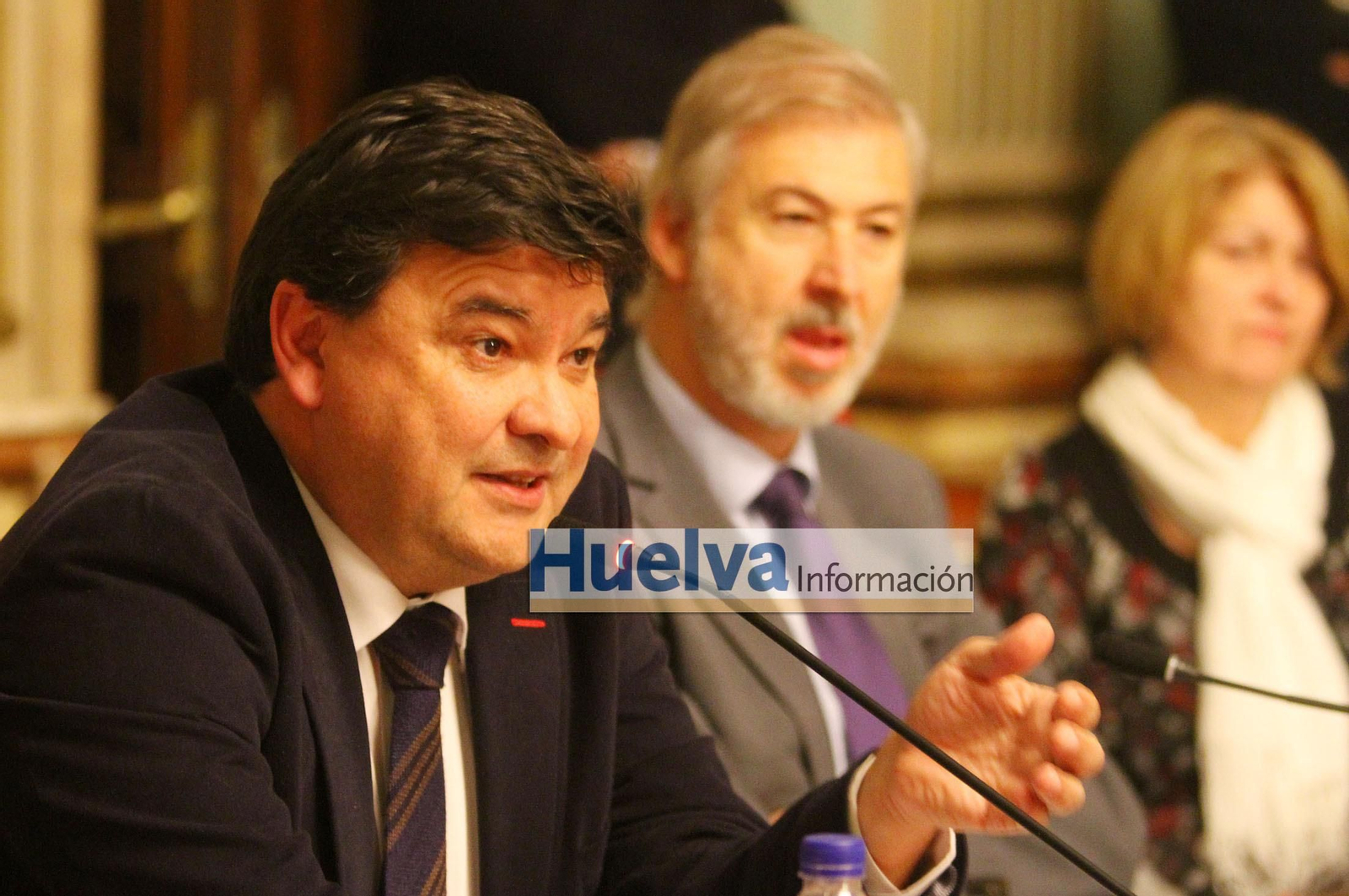 Imágenes del pleno en el ayuntamiento de Huelva para aprobar el pago de la deuda del Recre con Hacienda.