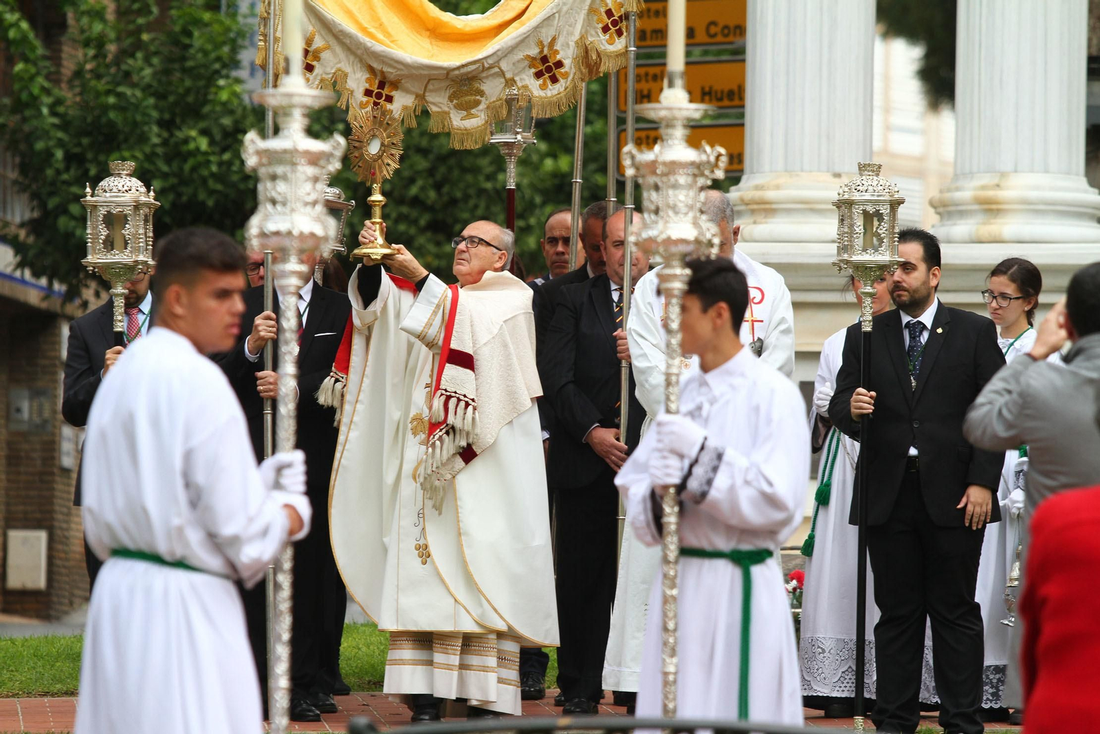 Procesión Solemne  de la Hermandad de La Vera Cruz, con el Santísimo Sacramento.
