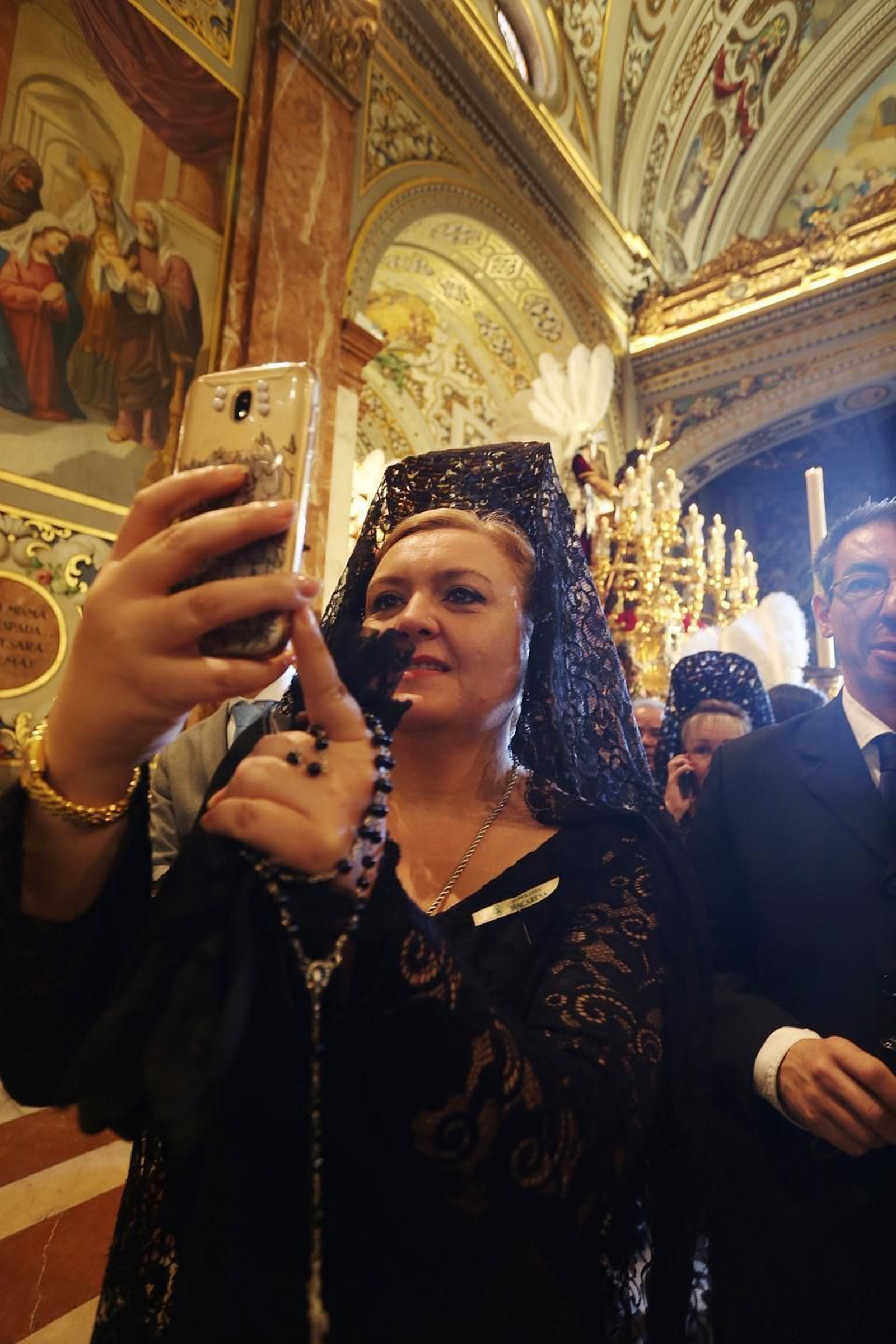 Visita a la basílica de la Macarena en el mañana del Jueves Santo.