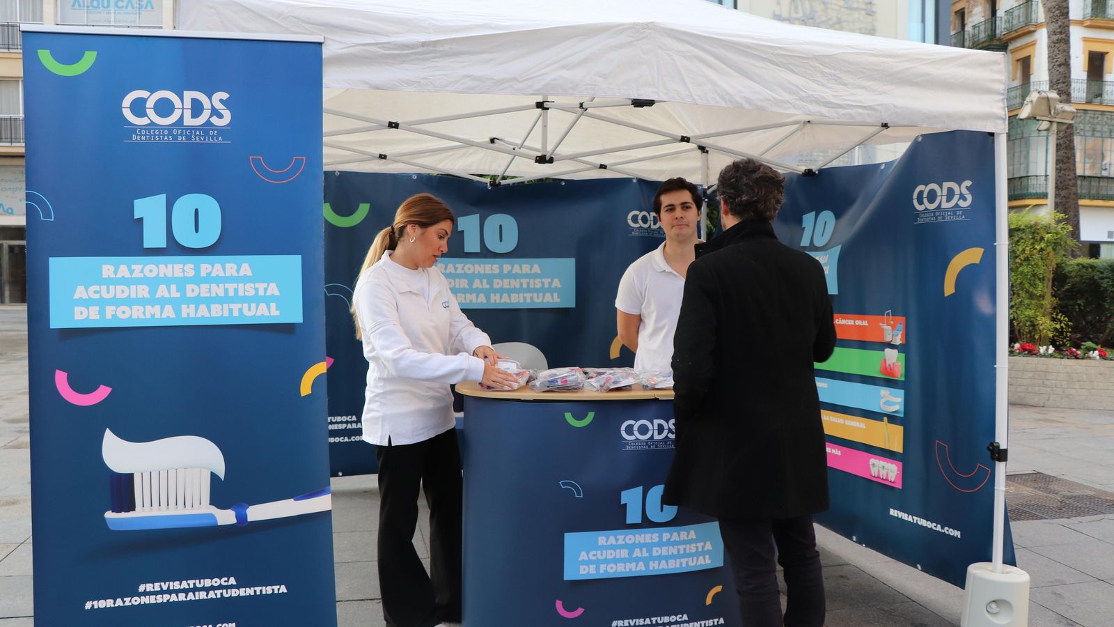 Una persona se acerca a la carpa instaladas en la Plaza de la Encarnación a informarse.