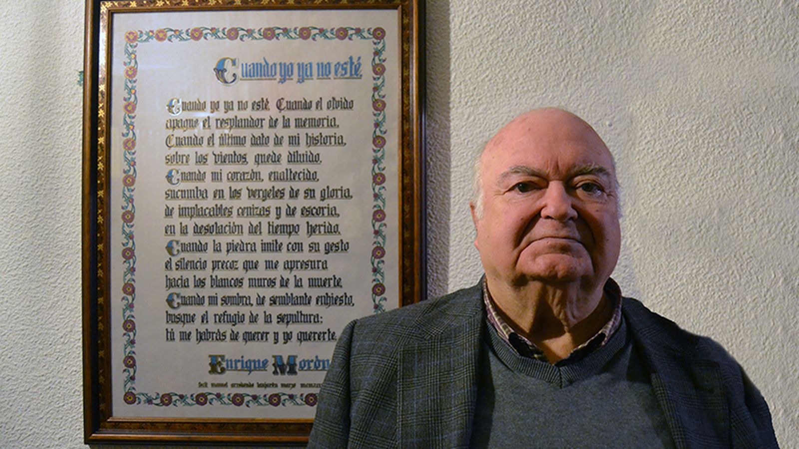 En su casa, junto al lado de uno de sus poemas.