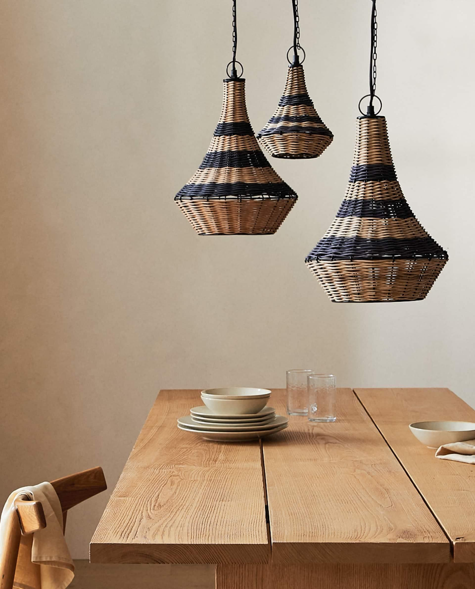 Lámpara de techo de ratán de Zara Home.