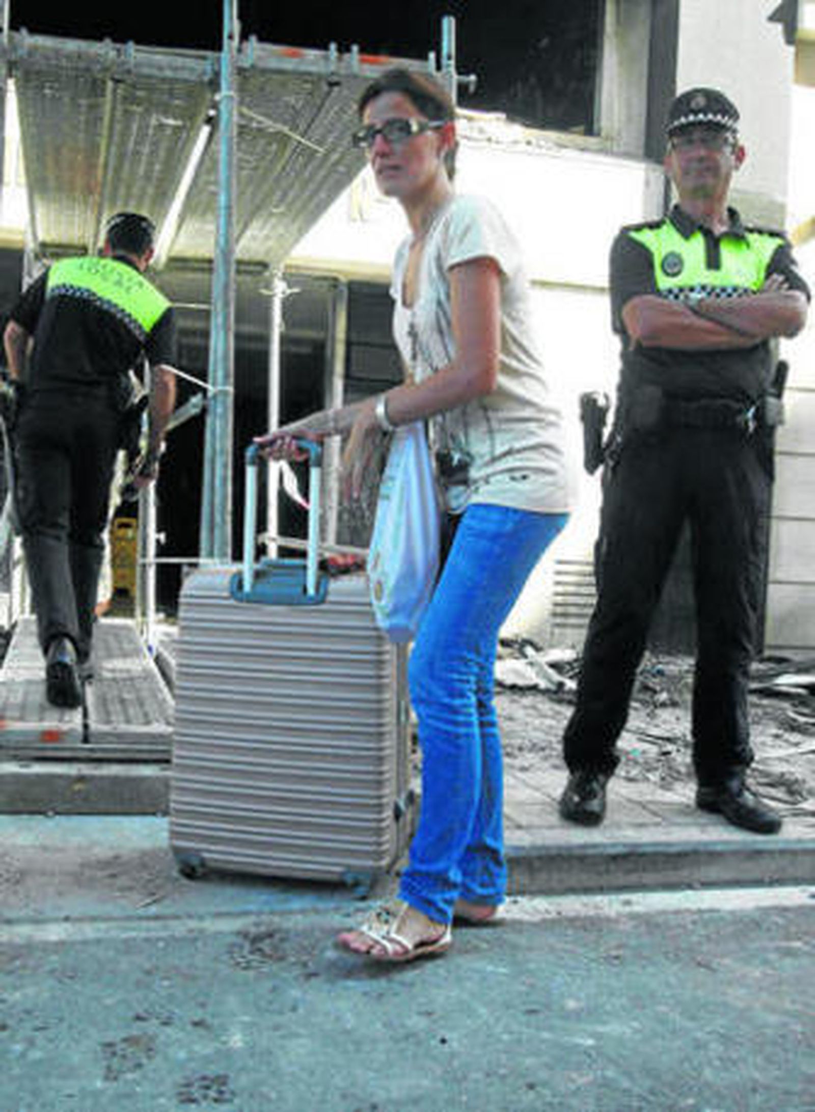 Una de las vecinas saca en una maleta sus pertenencias personales.