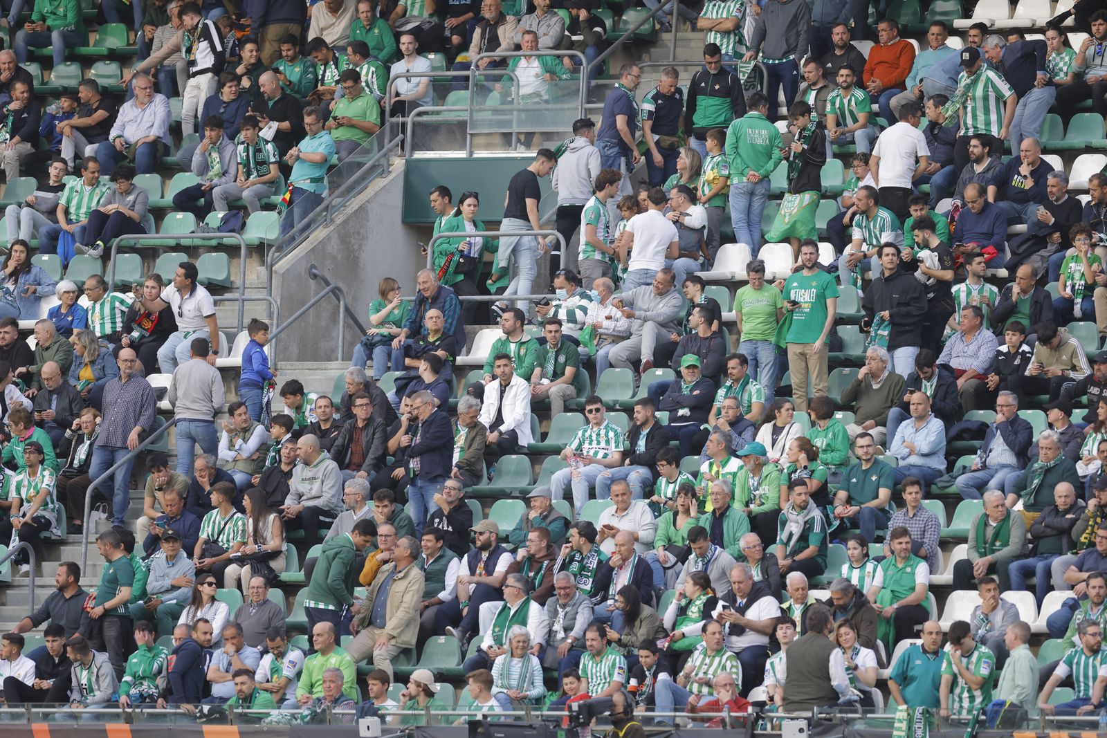 Búscate en las fotos del Betis-Manchester