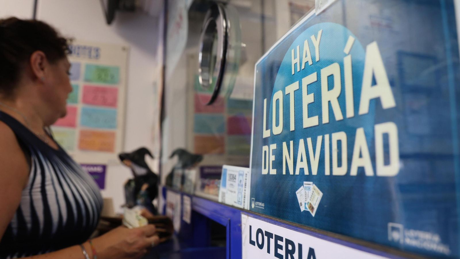 Una clienta comprando su billete