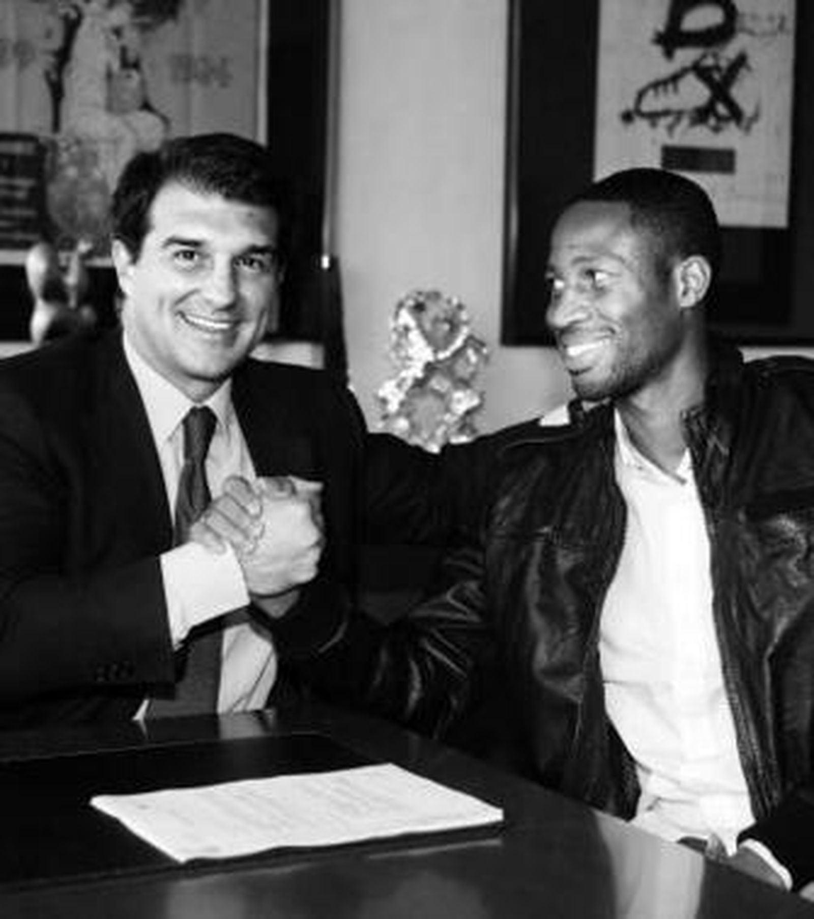 Keita estrecha la mano de Laporta en el momento de la firma.