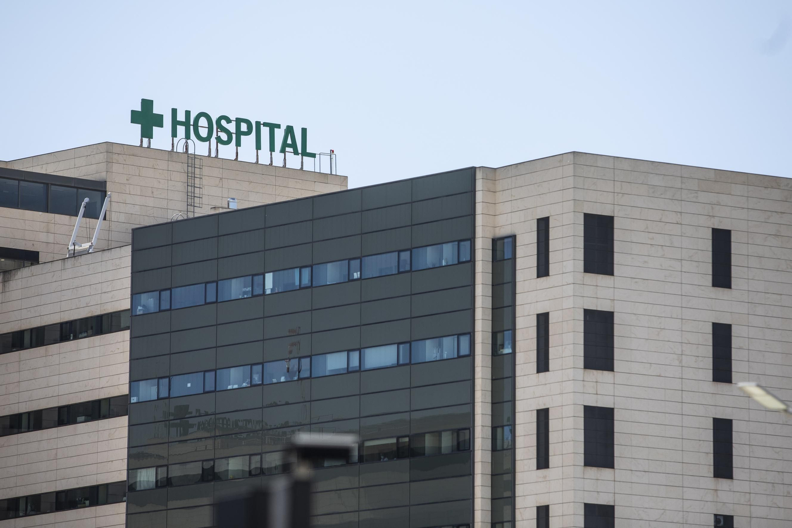 Un hospital de Granada aplica una nueva cirugía para regenerar los tendones del hombro