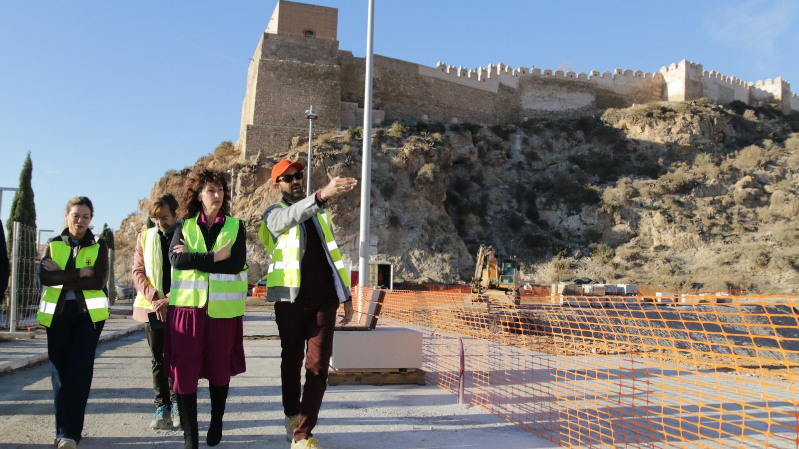 La alcaldesa, junto a la concejal de Urbanismo y los arquitectos, ha comprobado el avance de los trabajos
