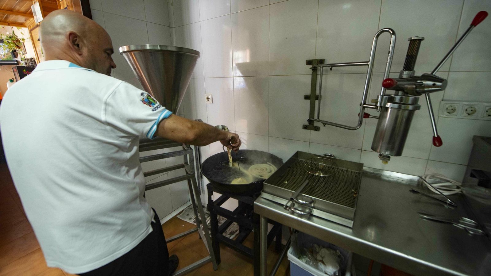 Mnauel Serrano, en plena elaboración de sus jeringos.