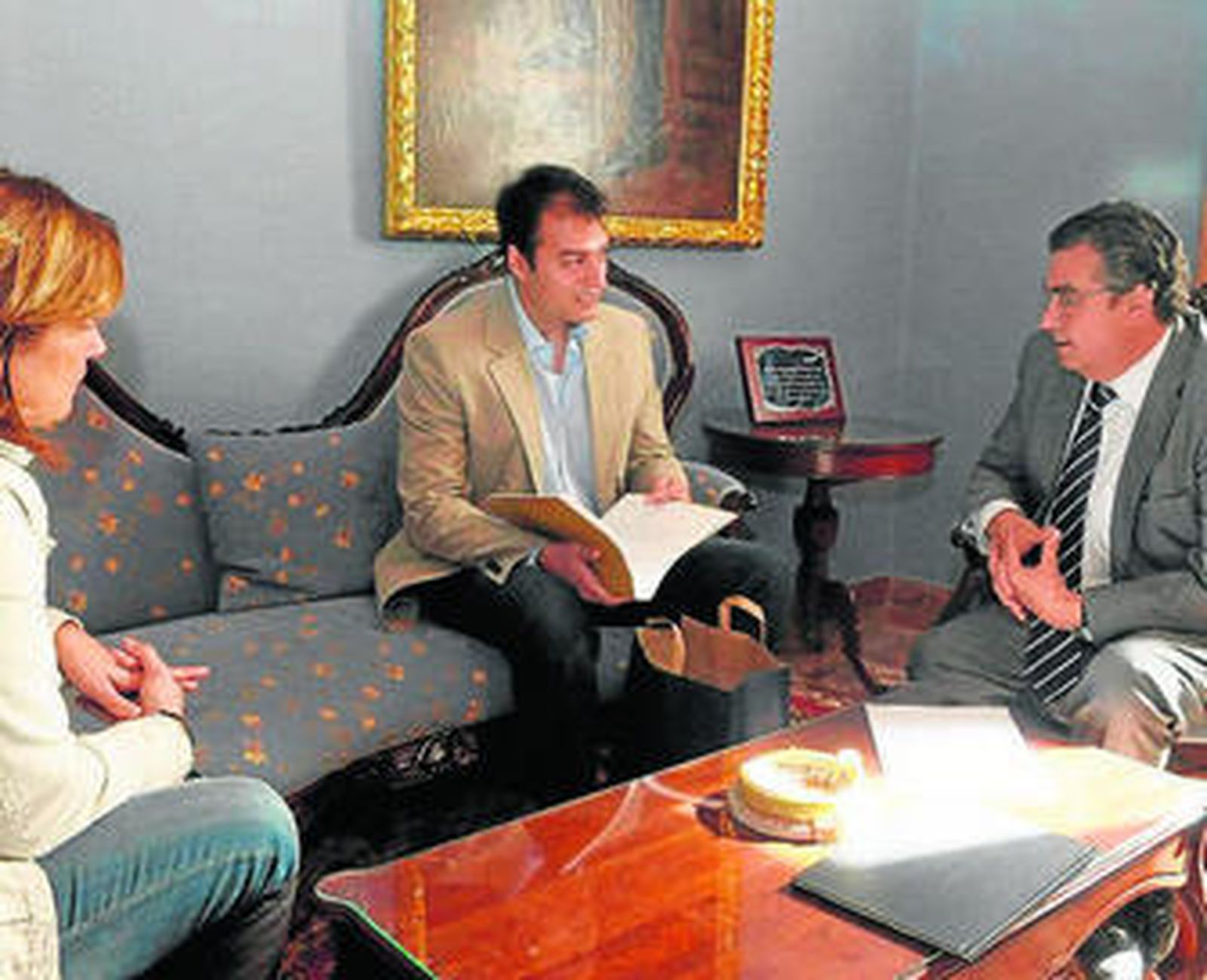 Paulo Antonio Gatica, junto al alcalde y la edil de Educación.