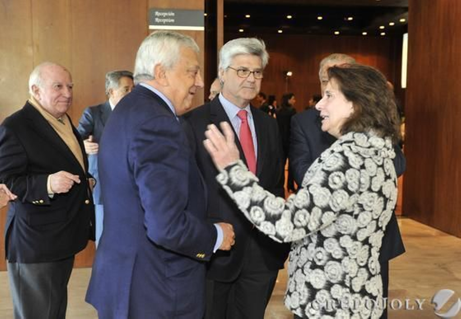 Francisco Herrero, presidente de la Cámara de Comercio de Sevilla; Javier Landa, primer teniente de Alcalde, e Isabel León, presidenta de la Academia de Bellas Artes Santa Isabel de Hungría.

Foto: Juan Carlos Vázquez
