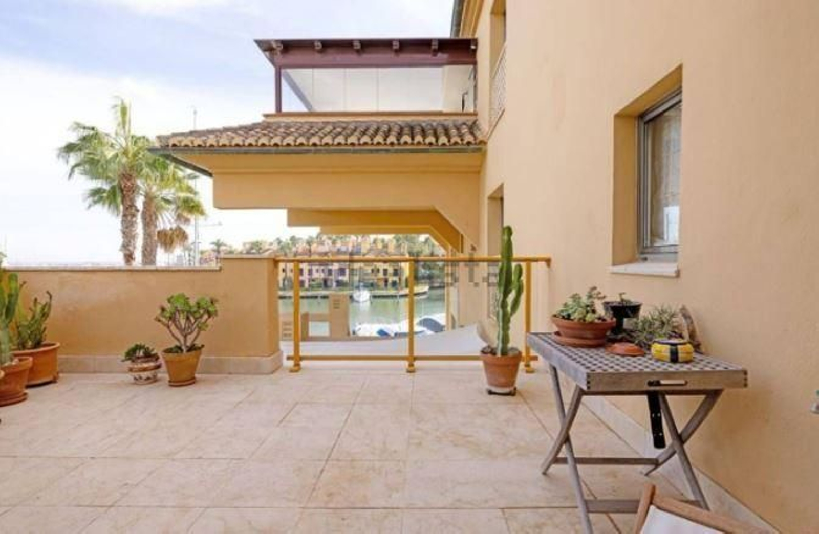 La lujosa vida de Sotogrande: así es el ático más caro con chimenea y vistas al mar