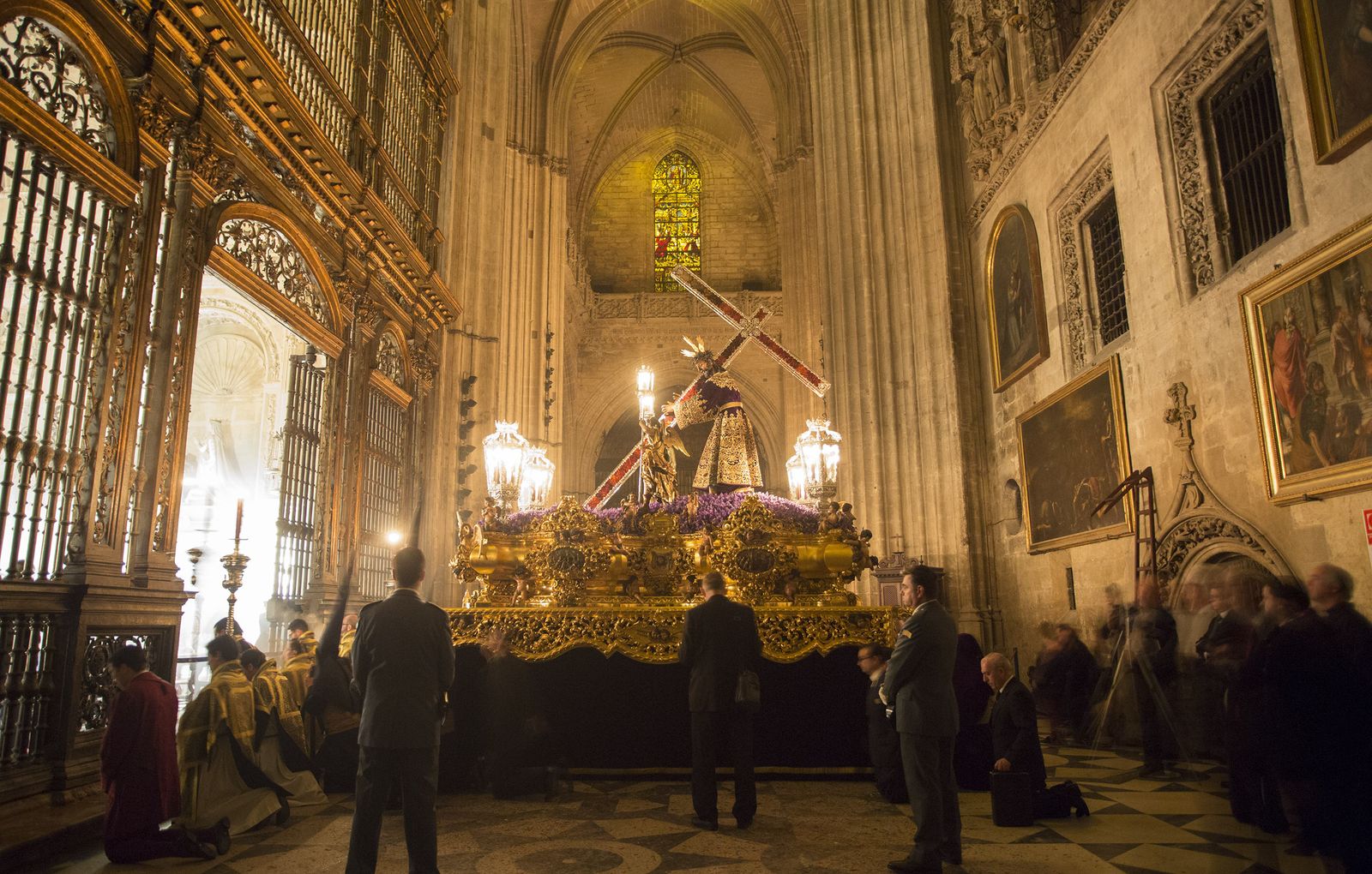El paso de las hermandades de la Madrugada por la Catedral de Sevilla