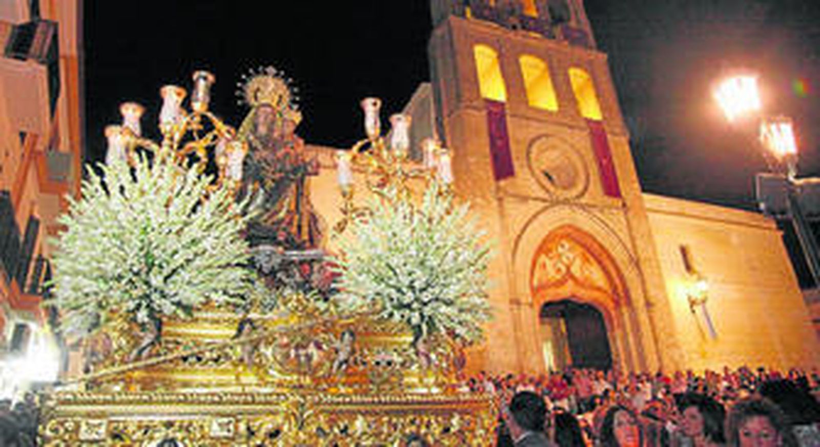 La imagen de La Bella procesiona poco después de salir de la Iglesia.