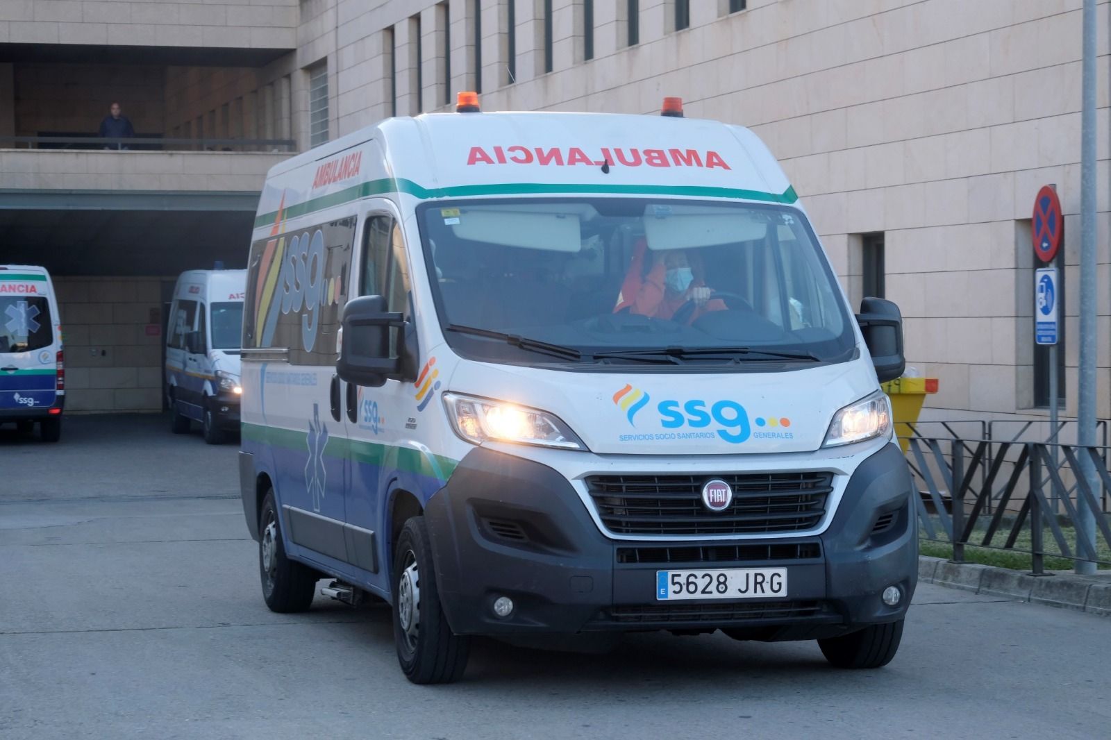 Una ambulancia sale del Hospital Reina Sofía.