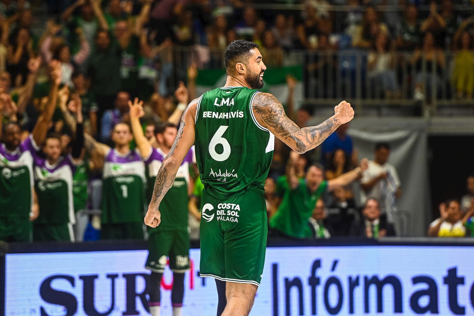 Augusto Lima celebra una canasta.