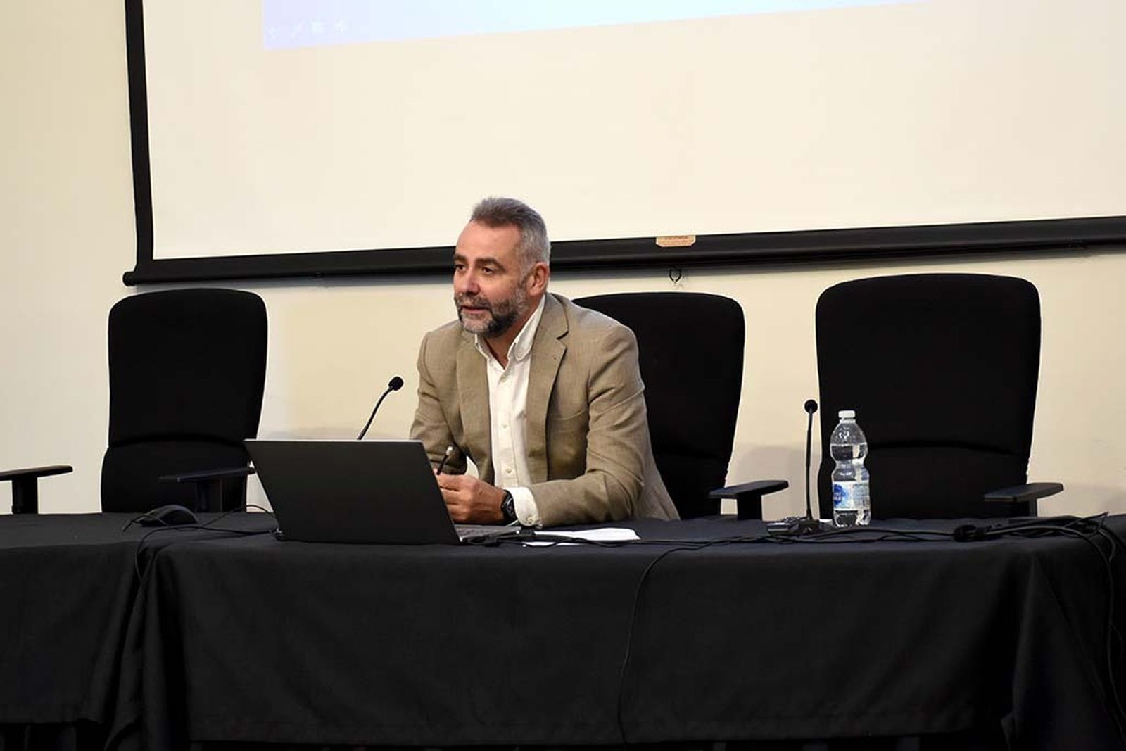 Imágenes de  la conferencia 'José Isidoro Morales y la libertad de prensa' del profesor Manuel José de Lara en  el Centro de la Comunicación Jesús Hermida