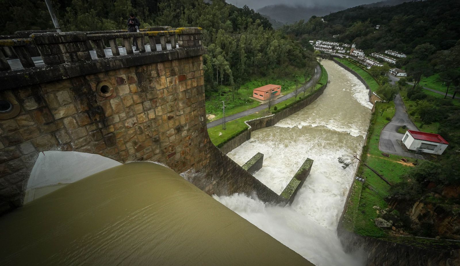 El Pantano de los Hurones lleva varias semanas desembalsando agua.