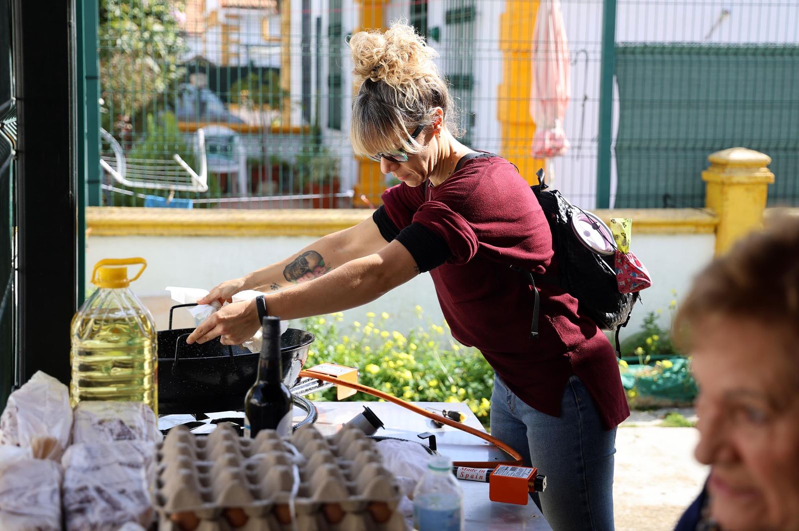 Imágenes de la elaboración de dulces de Cuaresma por los vecinos del Barrio Obrero
