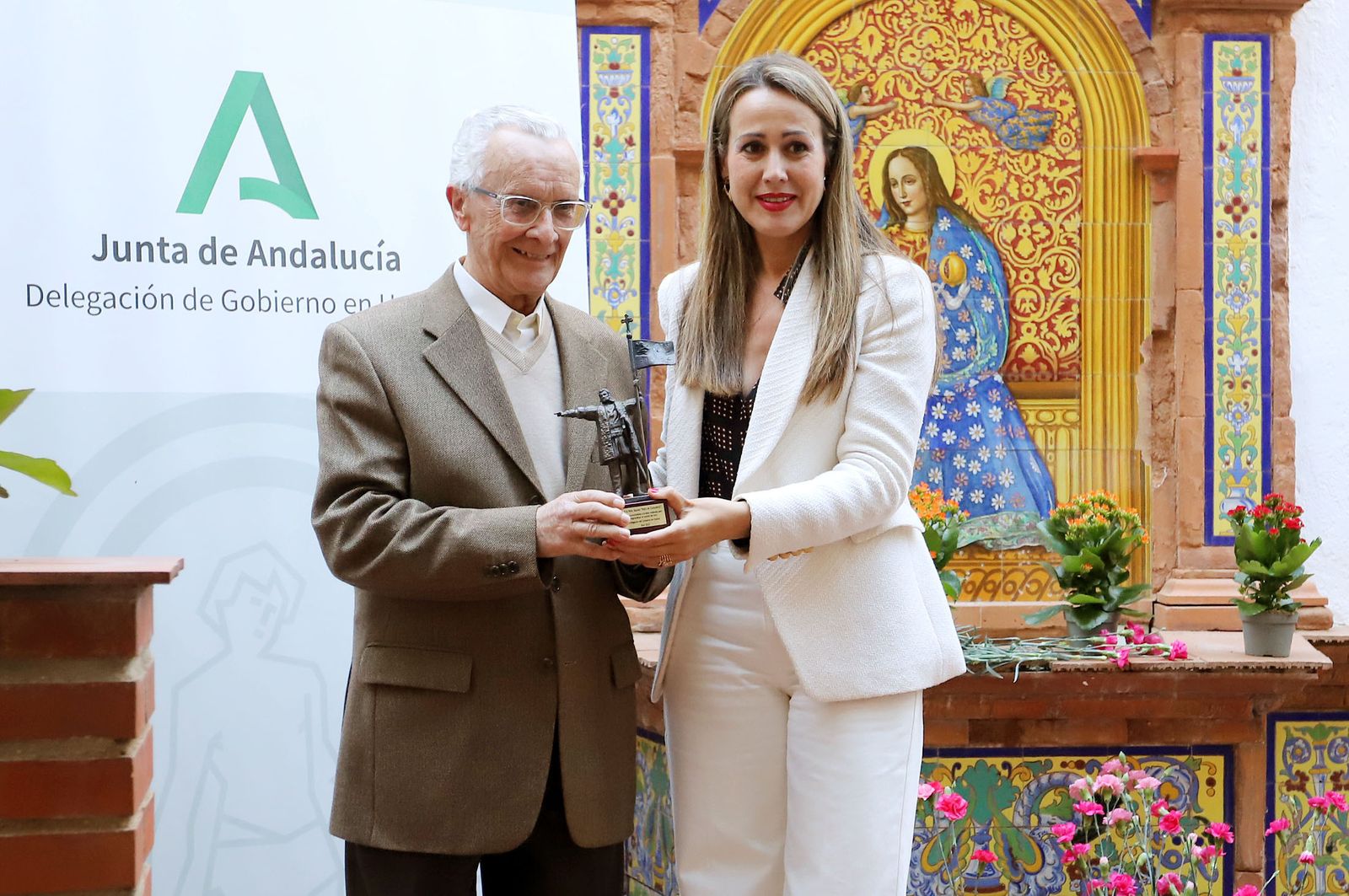 Imágenes del homenaje a 16 peñas taurinas de Huelva