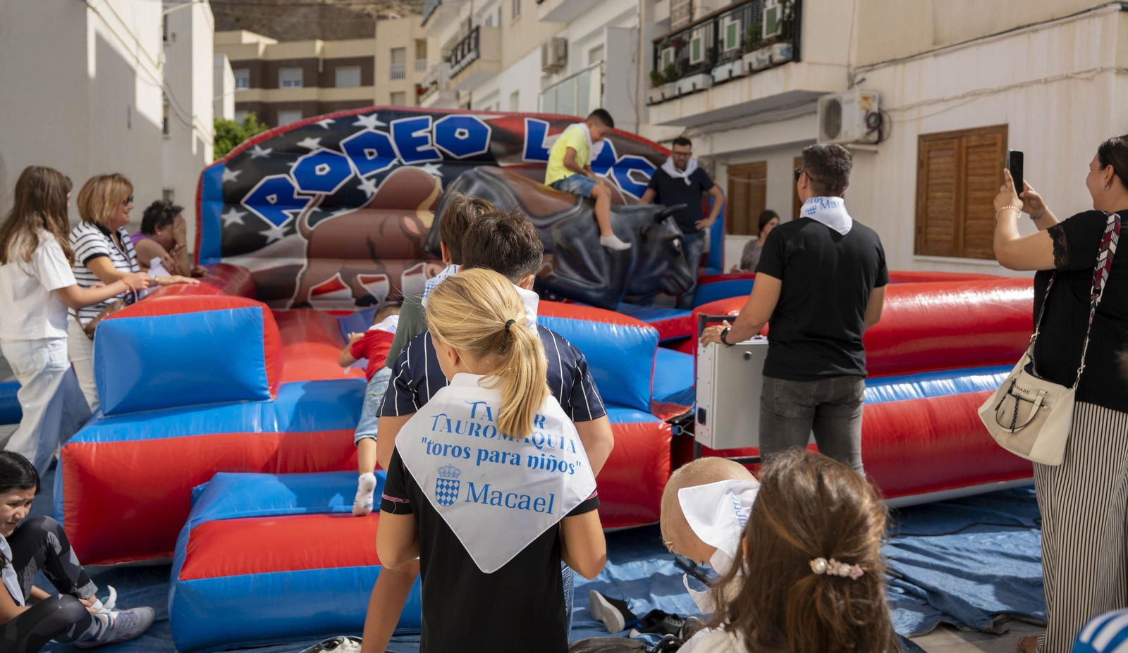 Las imágenes del taller de toros para niños y toro mecánico en Macael
