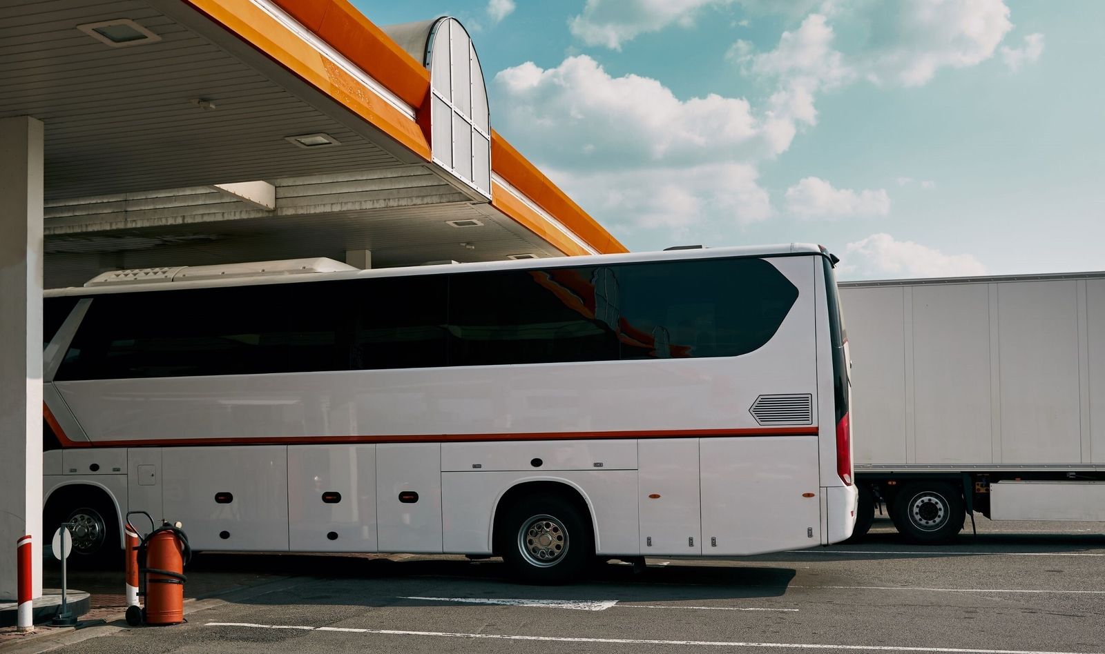 Un autobús repostando en una gasolinera.