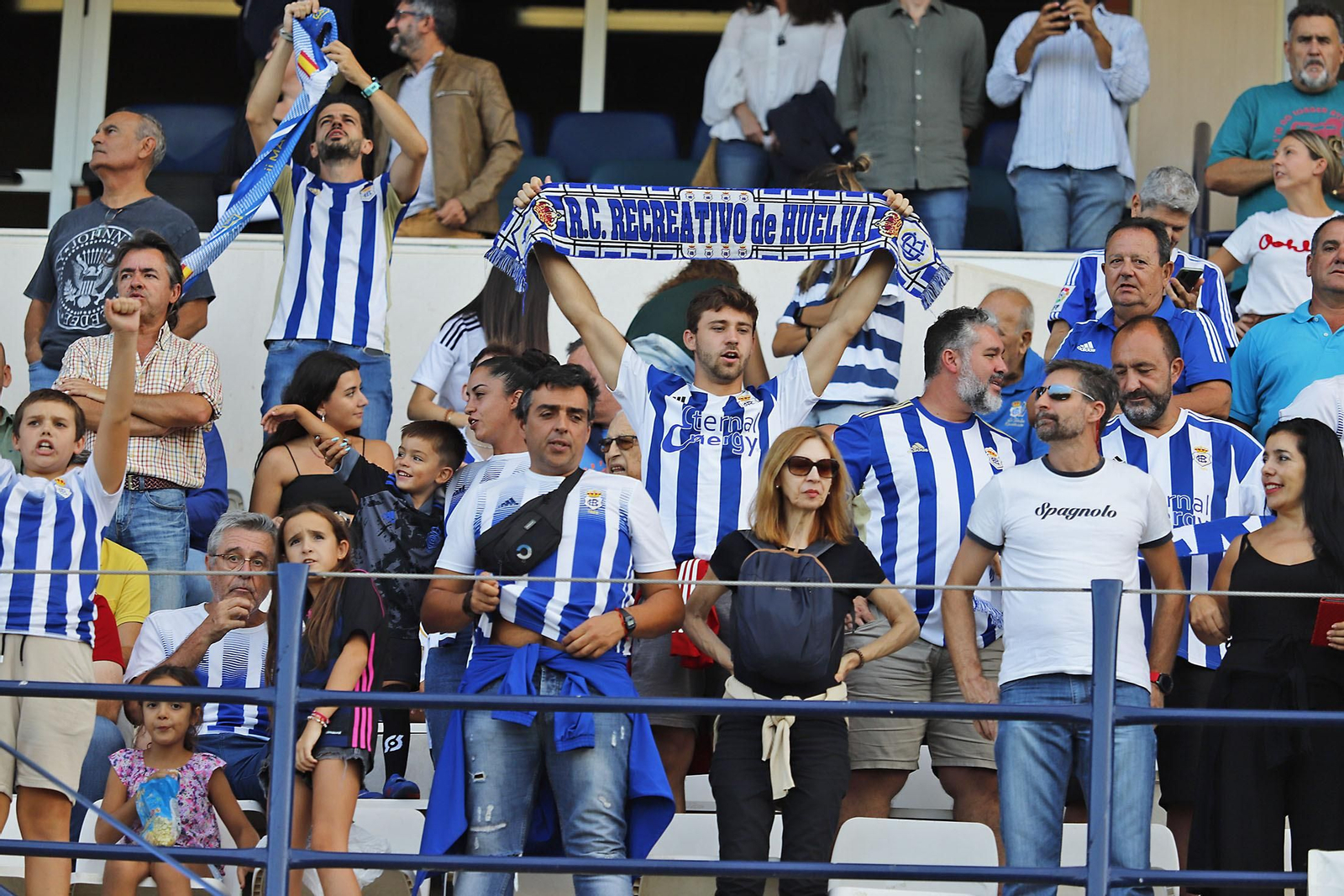 Imágenes del ambiente en el Recreativo de Huelva y Antequera CF