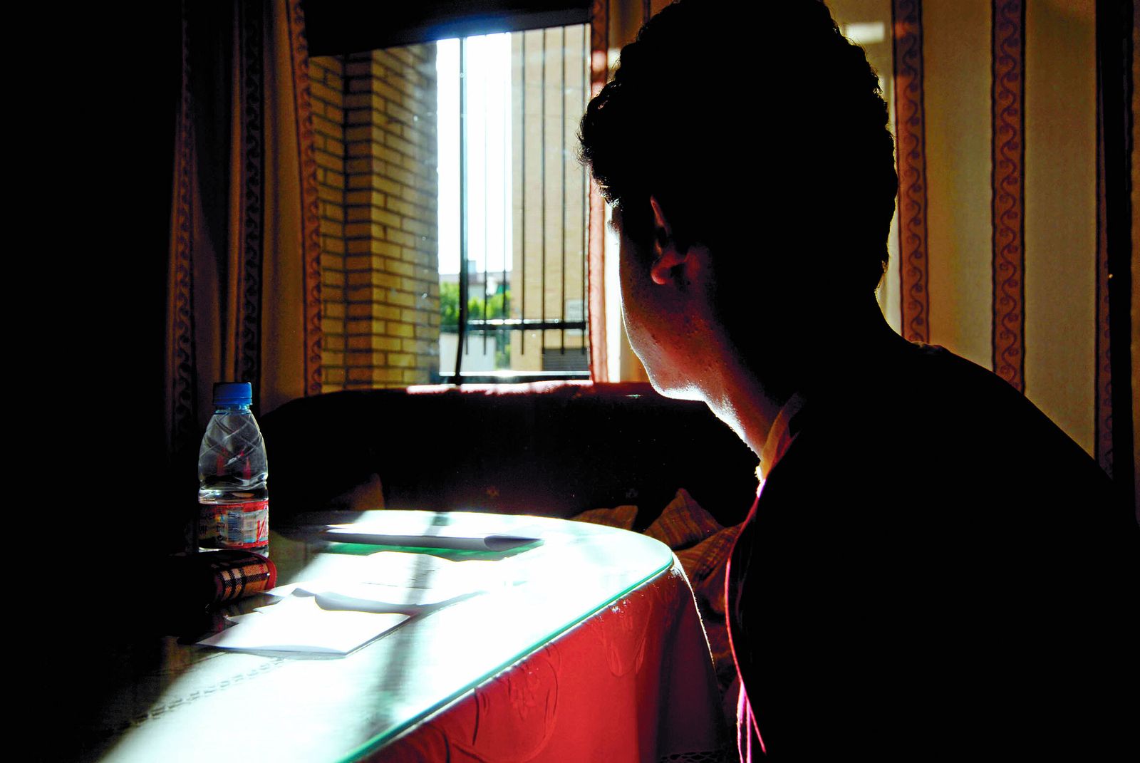 Un joven, en su casa