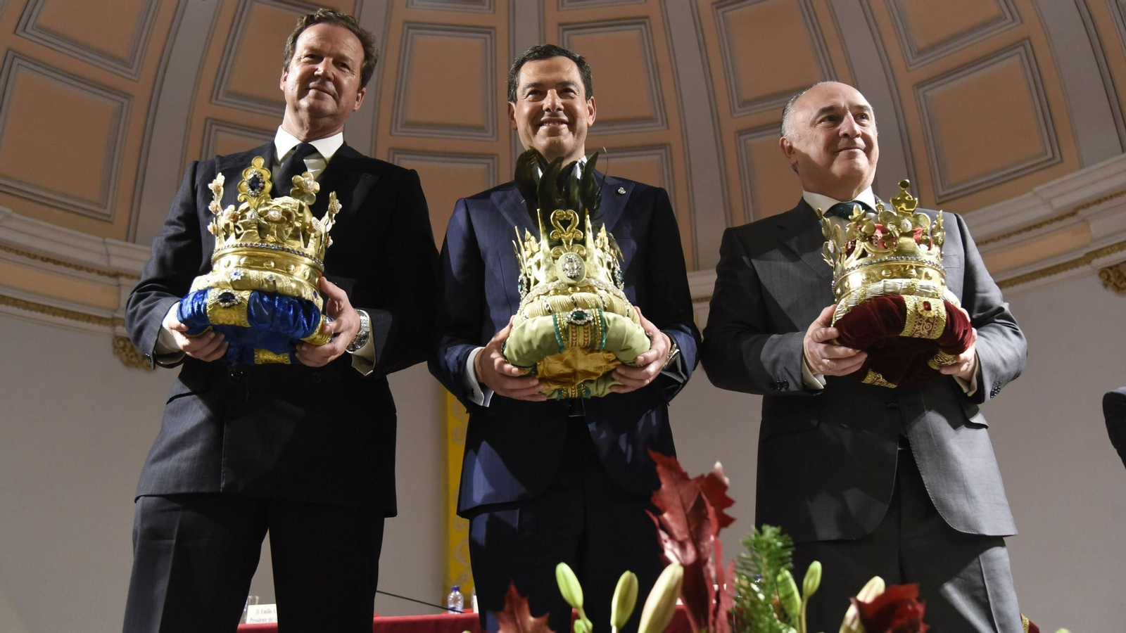 Iván Bohórquez Domecq (Melchor), Juanma Moreno Bonilla (Baltasar)y Juan Ignacio Zafra (Gaspar) posan con sus coronas.