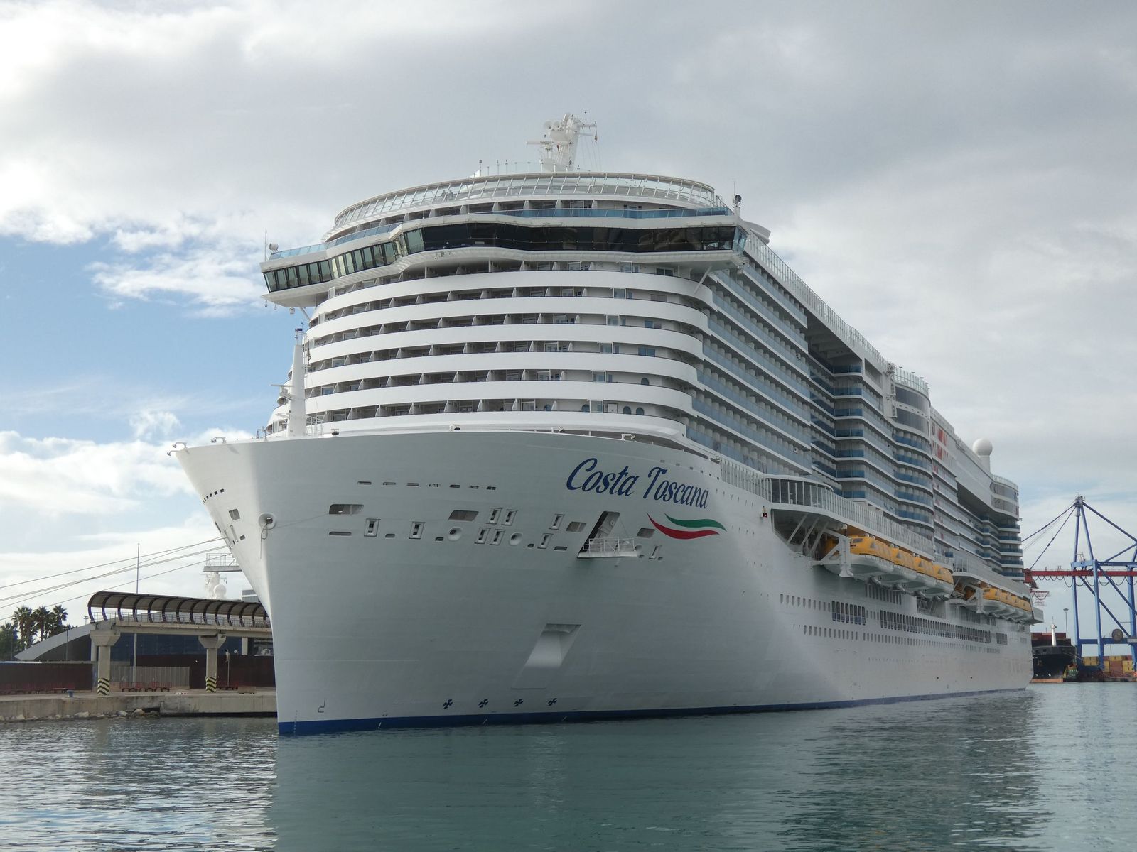 El 'Costa Toscana' será el buque de crucero más grande que visitará Málaga en enero de 2026.