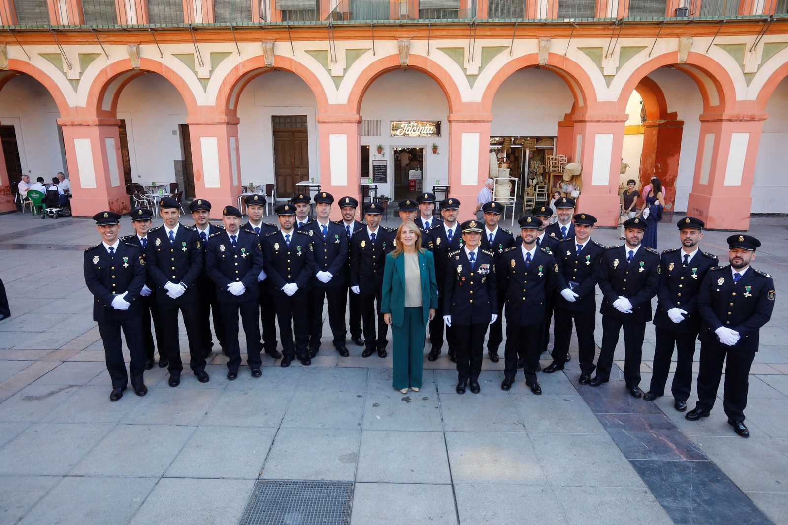 Foto de familia de los agentes reconocidos en la Plaza de la Corredera