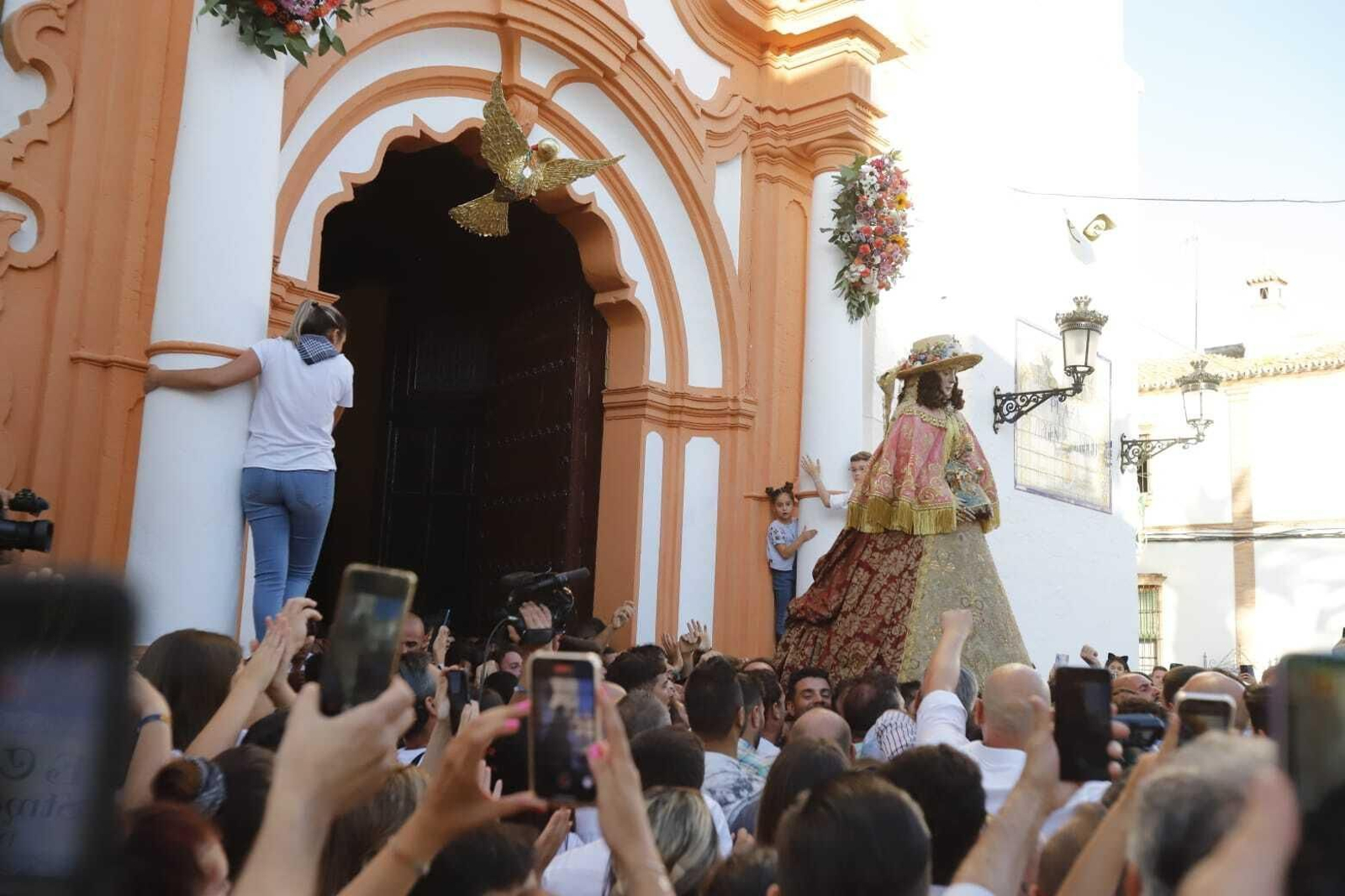 Traslado: las primeras imágenes de la Virgen del Rocío por las calles de Almonte