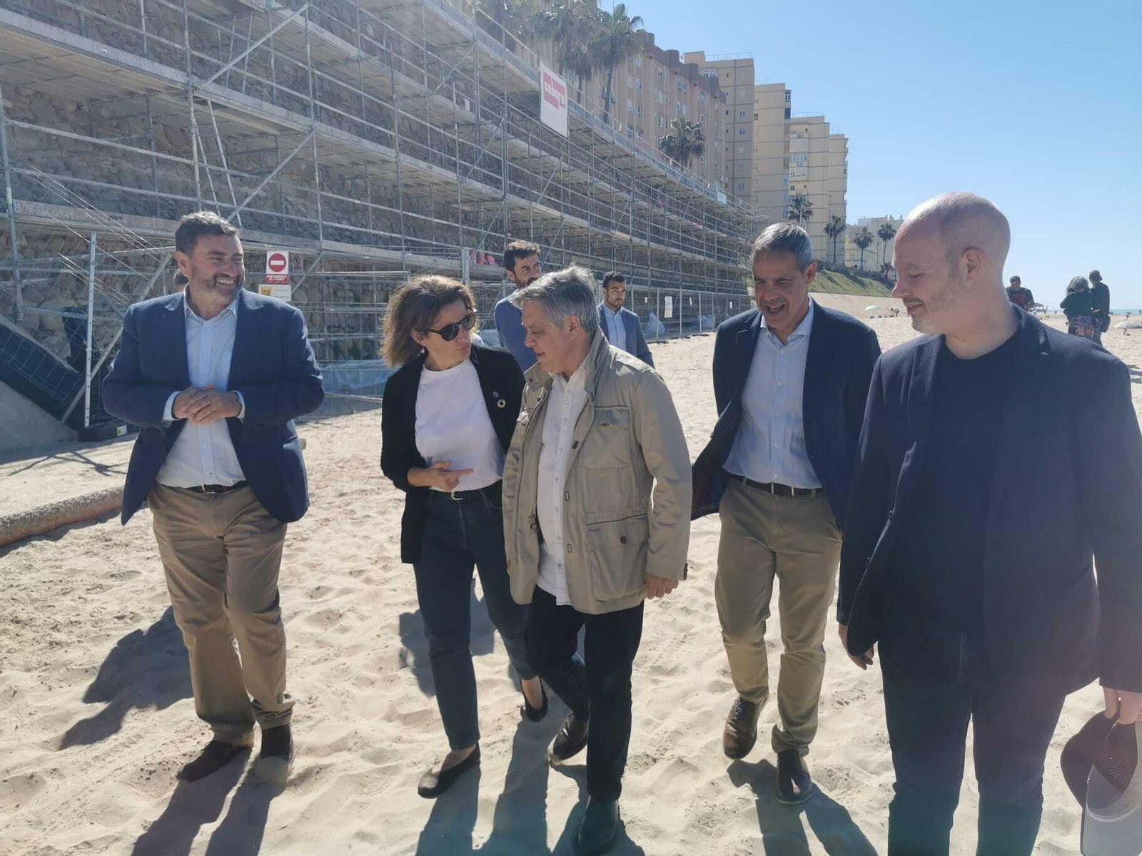 Teresa Ribera, junto al candidato socialista a la Alcaldía de Cádiz, Óscar Torres, supervisando la obra de la Muralla.