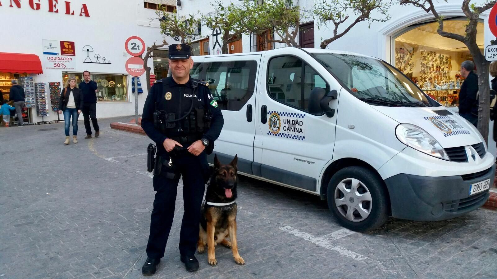 Francisco José Pérez, durante una de sus actuaciones como policía local en Mojácar.
