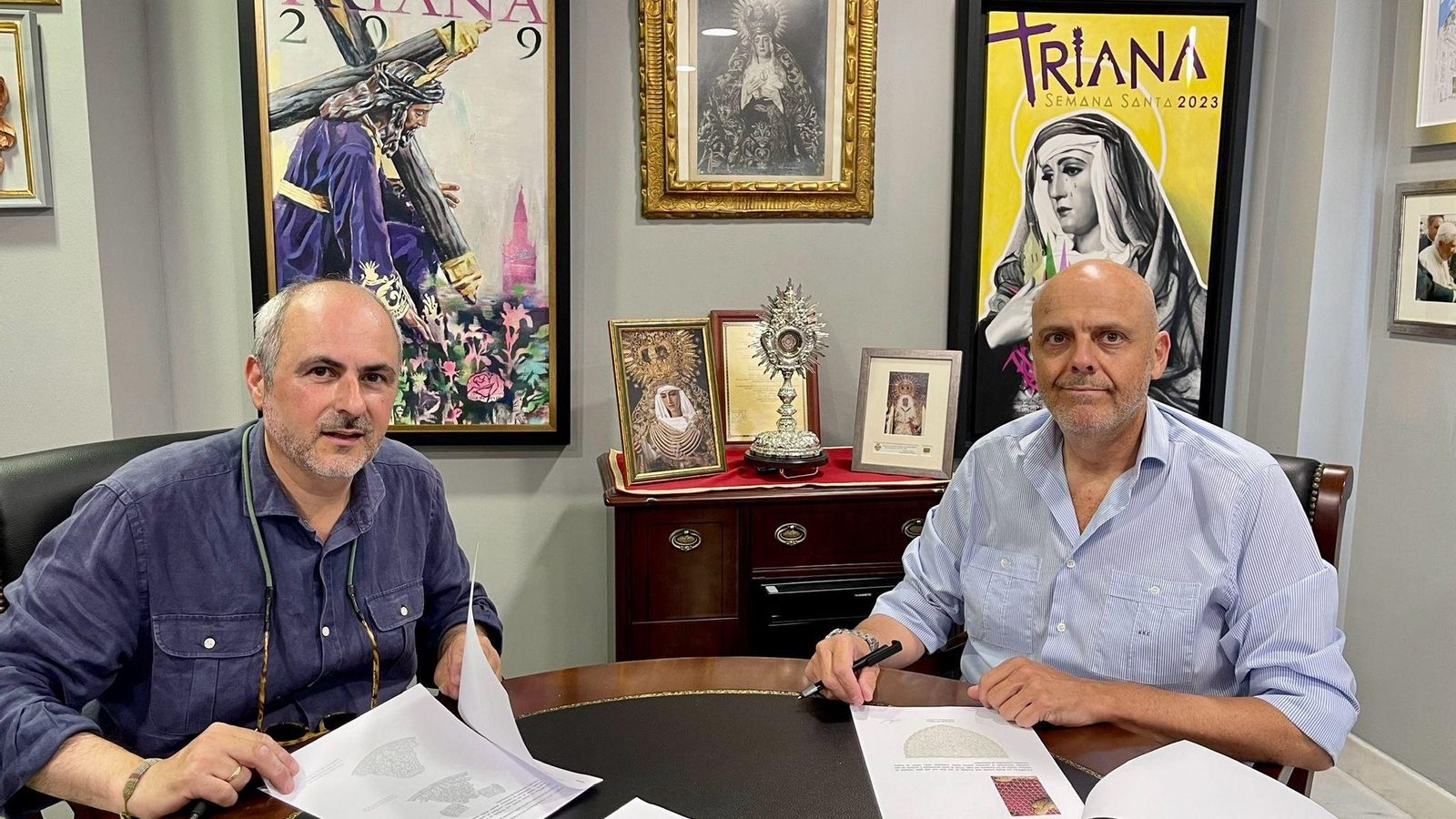 Firma del contrato entre Manuel Solano y Sergio Sopeña, hermano mayorp