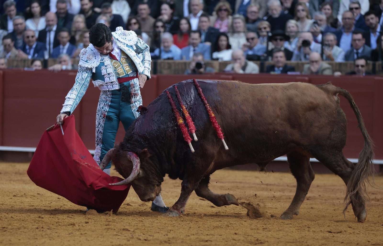 Las imágenes de los toros en Sevilla con Morante de la Puebla, José María Manzanares y Talavante