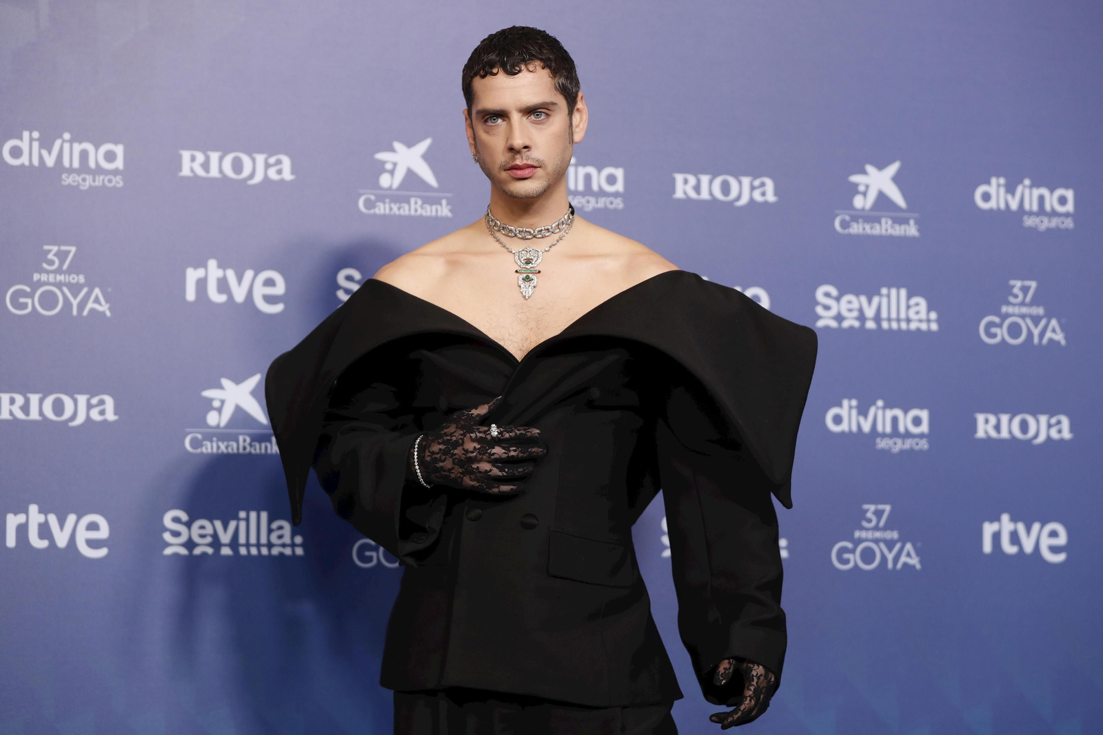 Eduardo Casanova, con un modelo de David Rivas