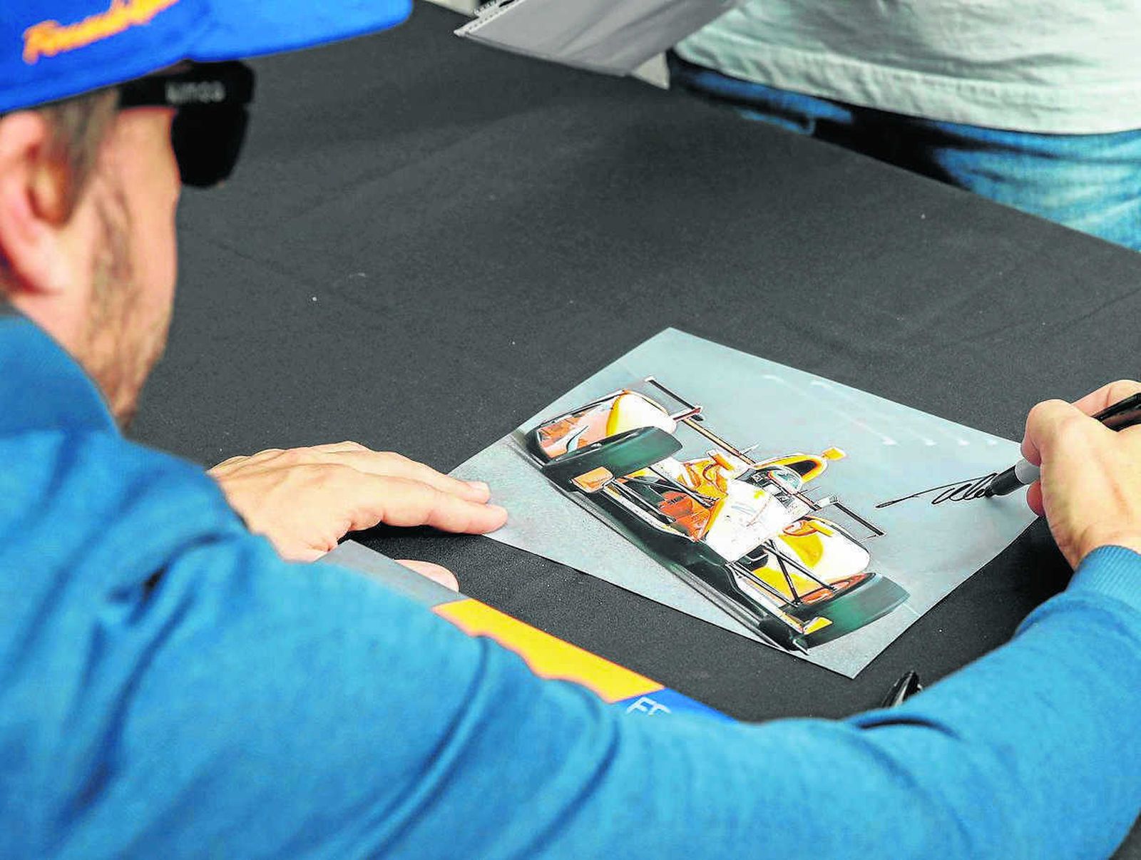 ...Y en Indianápolis Alonso firma autógrafos...Y en Indianápolis Alonso firma autógrafos