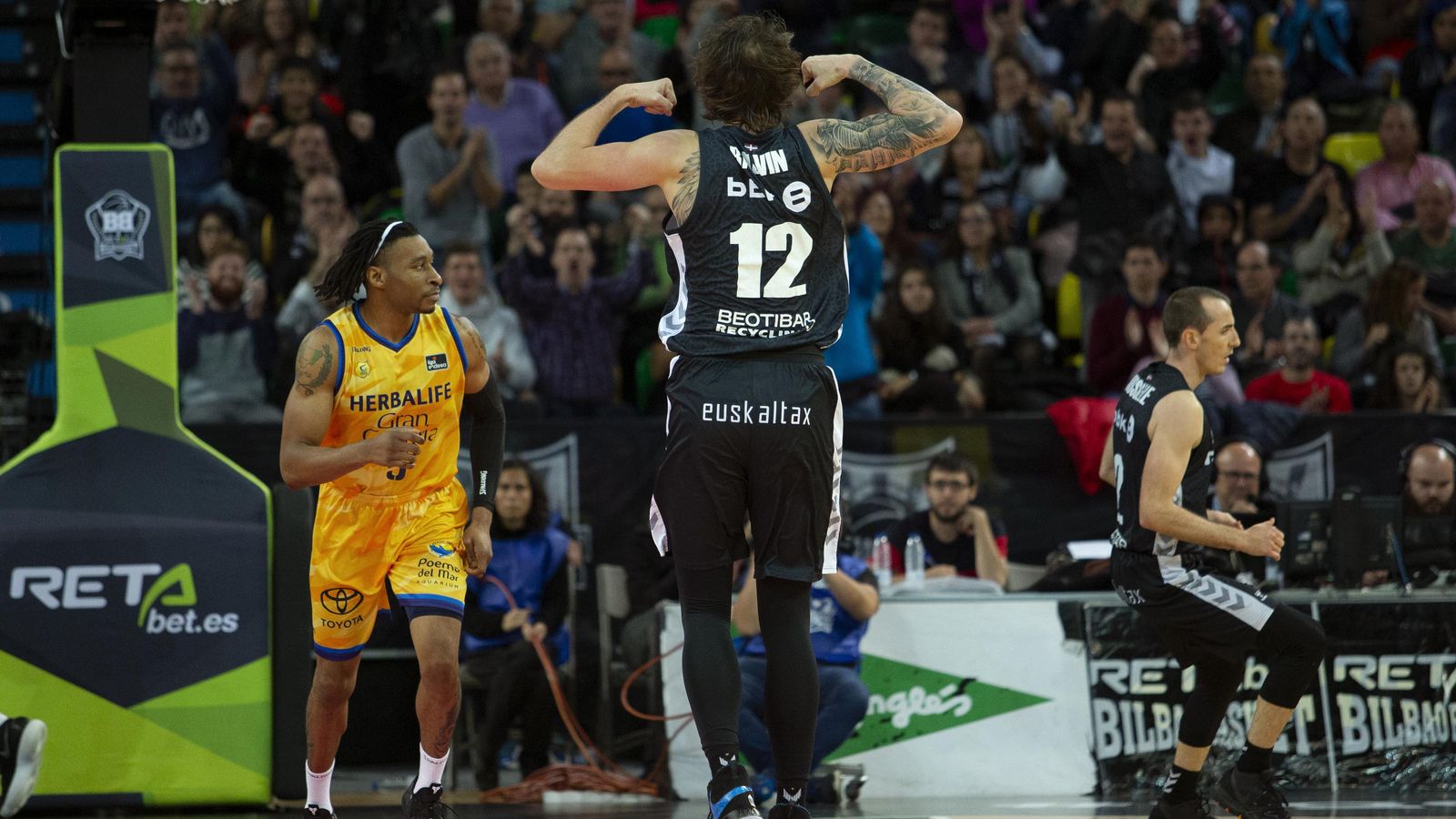 Balvin celebra una canasta ante el Herbalife Gran Canaria.