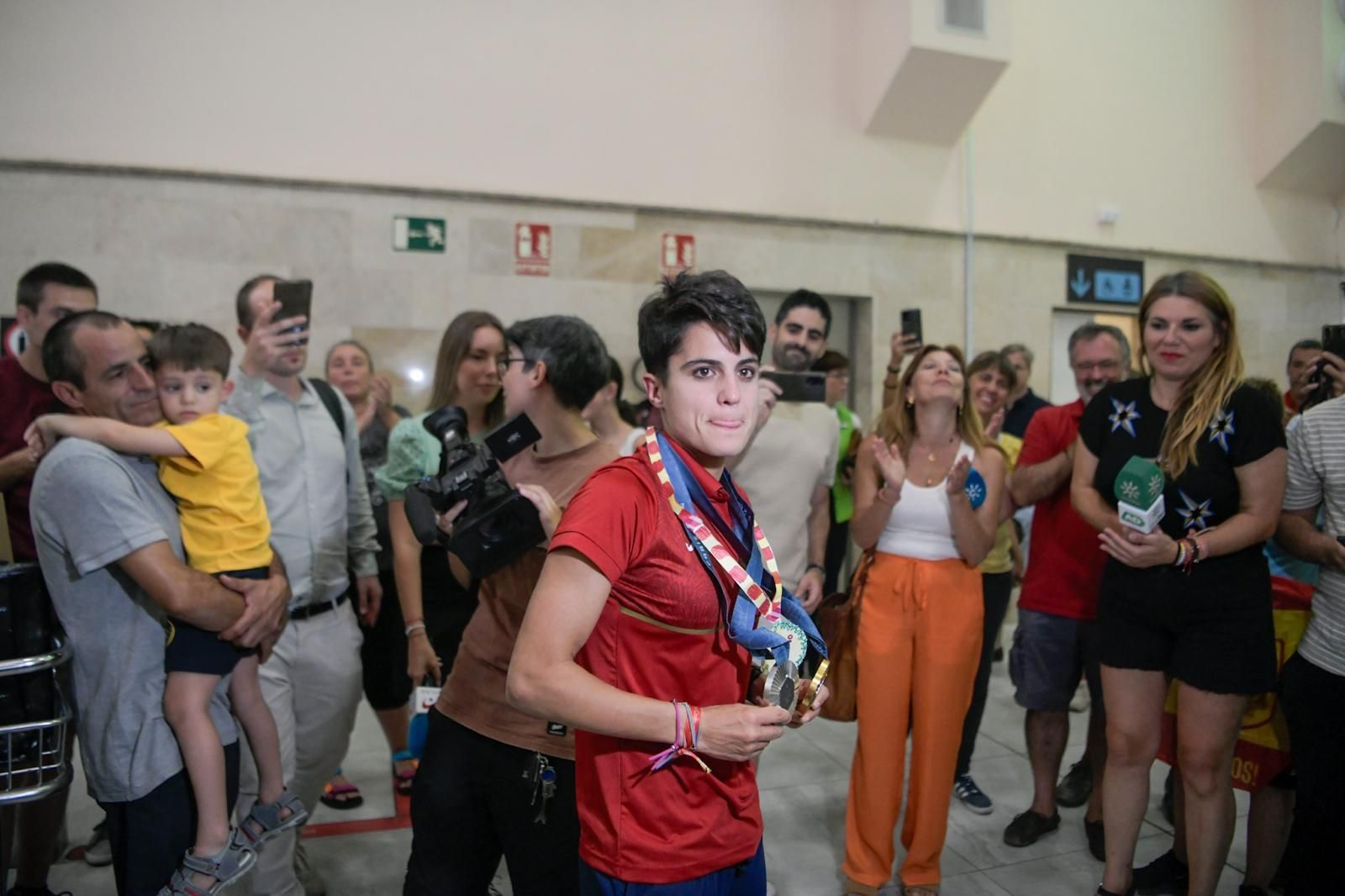 Granada recibe a la campeona María Pérez, en imágenes