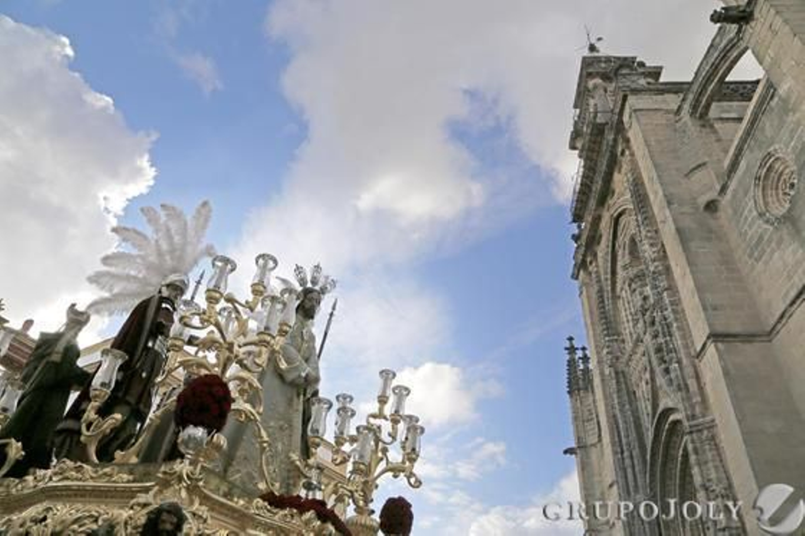El paso de misterio del Transporte junto a la iglesia de Santiago en su búsqueda de la Carrera Oficial.

Foto: Manuel Aranda