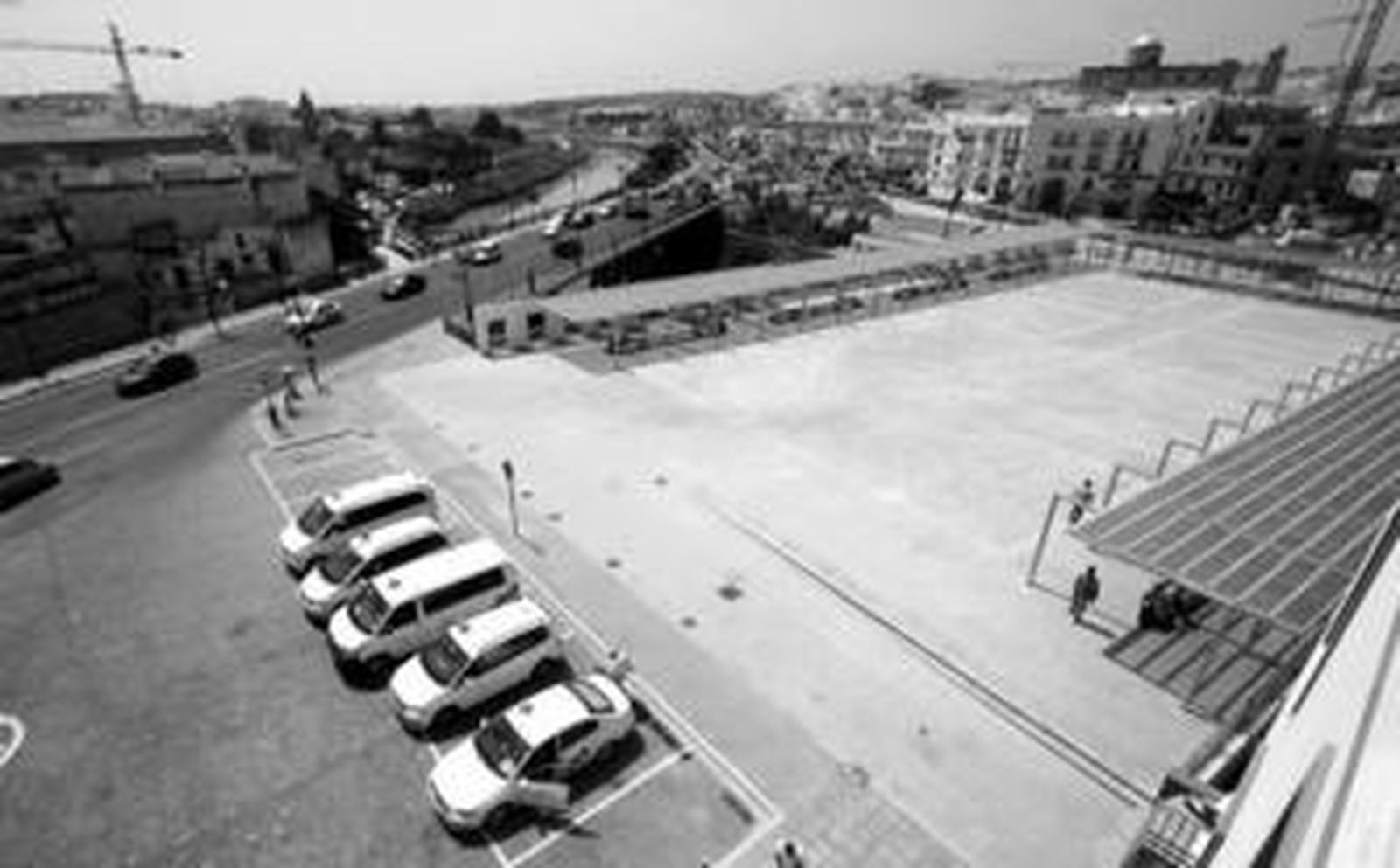 1. La Gran Plaza, ayer, vista desde el Hotel Alborán. 2. Imagen que presentaba la zona antes iniciarse las obras. 3. Primeros trabajos de relleno en el río para la instalación de los pilares. 4. Las obras permanecieron así durante meses al renunciar Parkigran a la adjudicación una vez ya iniciadas. 5. El cauce del río permaneció con rellenos durante gran parte de la obra.   6. Colocación de las primeras vigas sobre el río, con el solar ya vacío, al fondo, del aparcamiento subterráneo. Fotos: C. Santos, L. de Vicente, P. Periñán