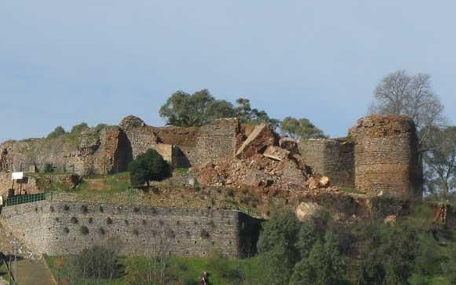 El temporal derrumba la torre del Homenaje del Castillo de Constantina El temporal derrumba la torre del Homenaje del Castillo de Constantina