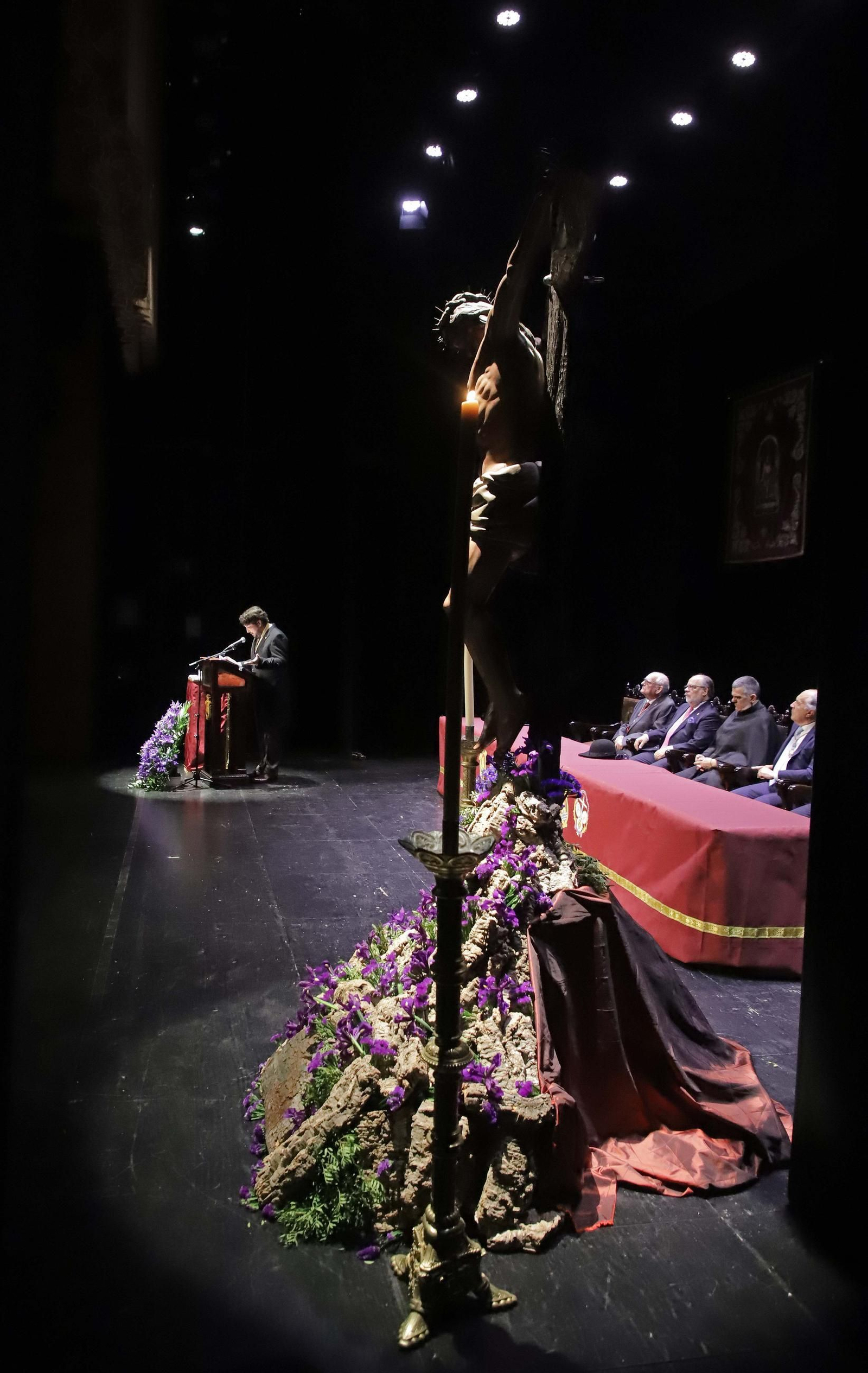 La imagen del Cristo de la Providencia preside el escenario del Florida durante el pregón.