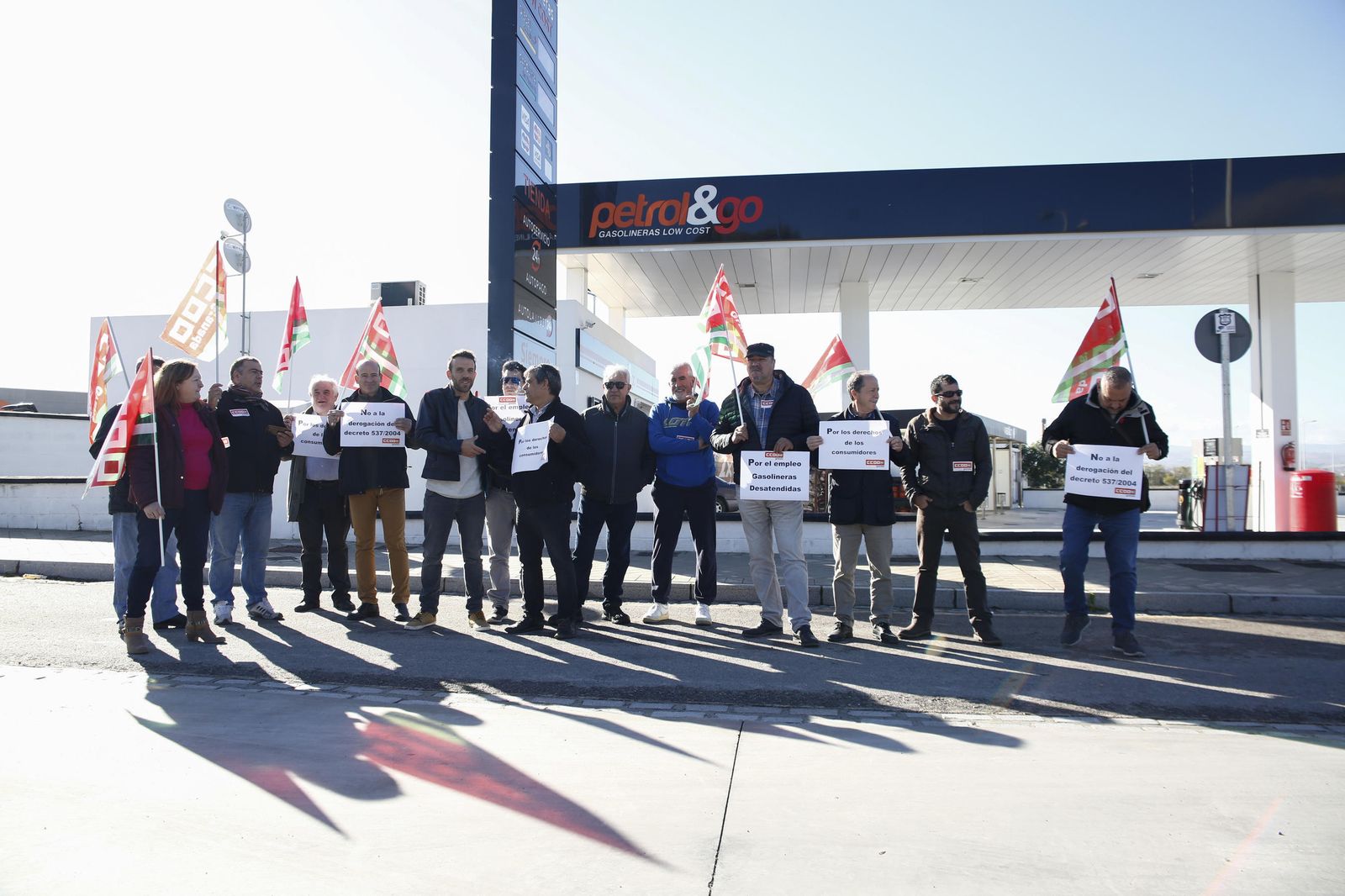 Concentración de los sindicatos frente a una de las gasolineras desatendidas que han florecido en Granada.