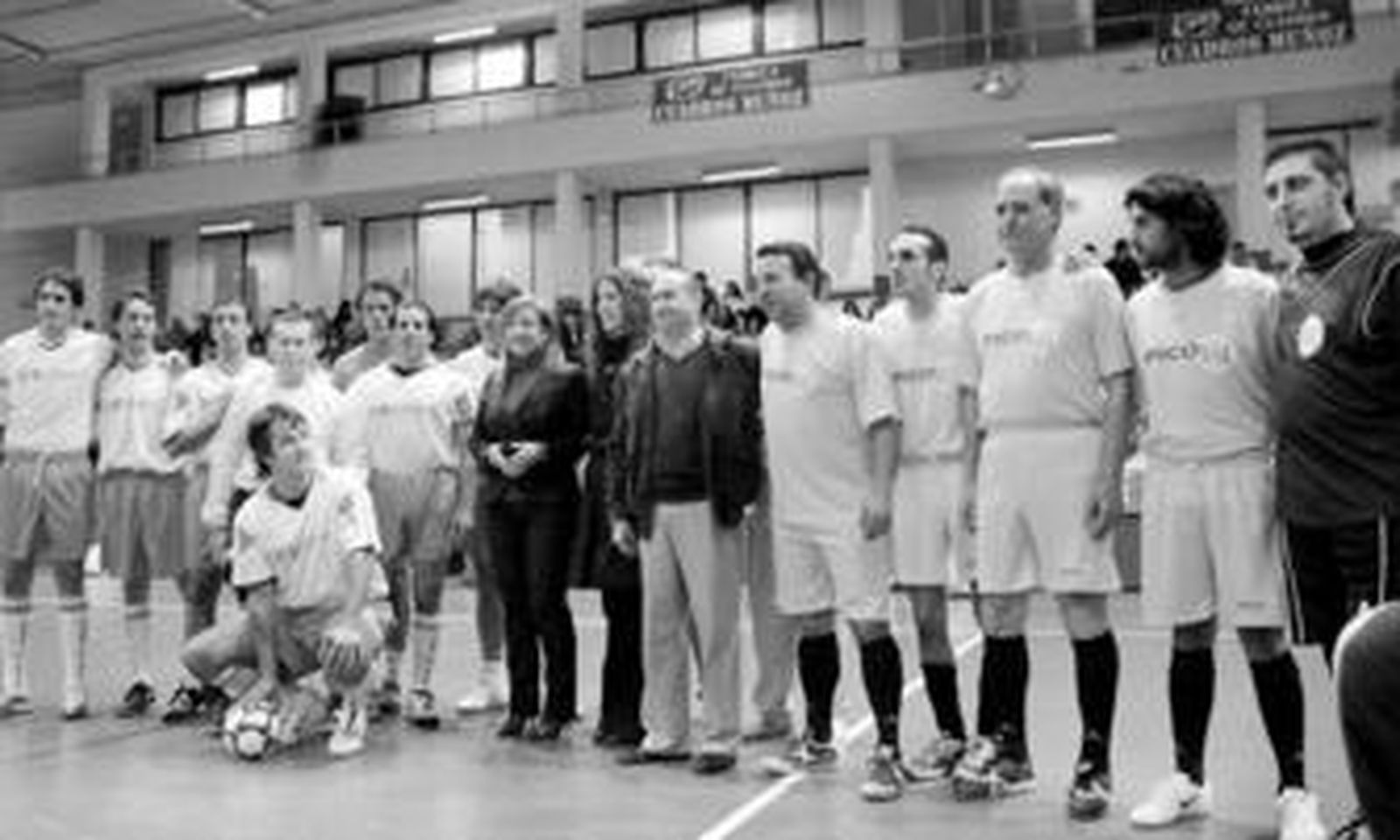 Pilar Sánchez, con los delegados de Bienestar Social y Participación Ciudadana, posando al inicio del partido entre los toreros y los artistas
