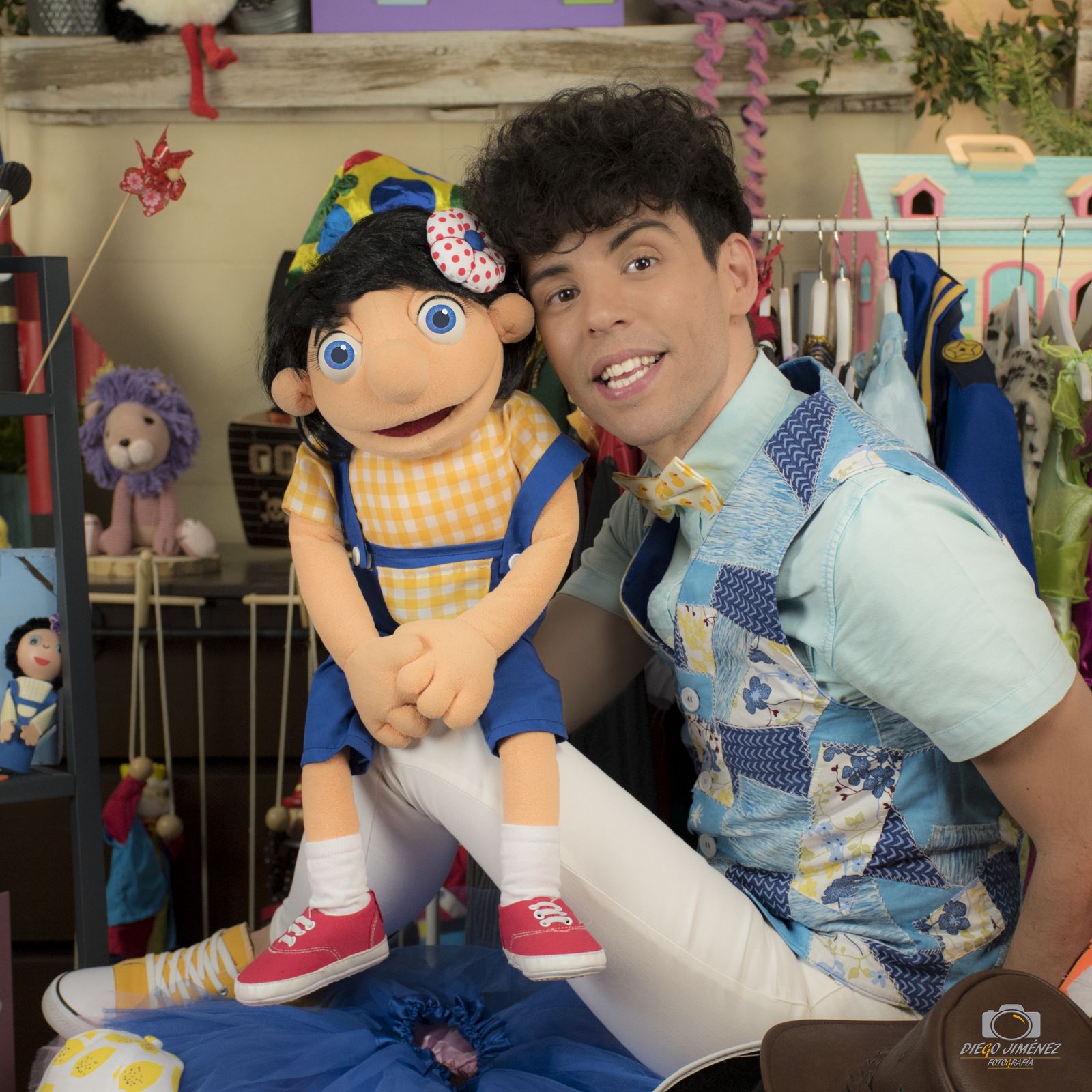 Ariel Lois, junto a su marioneta Renée.